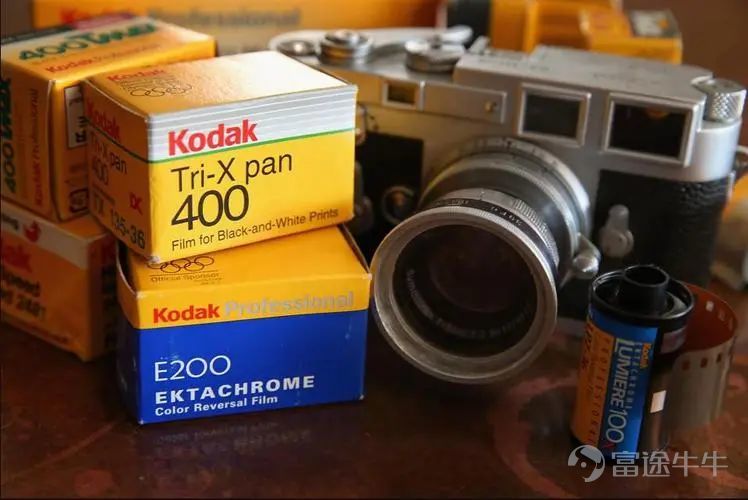 文丨言財 言財 原創出品 硅谷最強養老公司，啓動末位淘汰，競爭氛圍拉滿，谷歌$谷歌-C (GOOG.US)$在懼怕什麼？ 每當歲末年初總要思考點什麼，2023年對於我來說，最大的驚奇來自於chatGPT的橫空出世，AIGC浪潮以摧枯拉朽之勢，迅速發展成新一輪生產力革命，各個巨頭們都坐不住了，開啓了新一輪科技軍備競賽，這其中，谷歌這一個AI的王者與微軟的競爭尤爲引人矚目。 谷歌，這一AI曾經的最強王者，會在OpenAI與微軟的強勢結盟之下迎來帝國的裂痕嗎？ 近期跟谷歌的同學聊天，從一個微觀個體的角度窺見一個不一樣的谷歌，硅谷最強養老公司的員工也不得不面臨大量KPI的考覈與末位淘汰，比如5%的末位淘汰比率。 曾幾何時，谷歌被人戲稱爲“最強養老院”，這個說法可能源自於一種觀點，認爲谷歌提供了非常舒適的工作環境和豐富的員工福利，使得員工可以在職業生涯的後期享受到一種相對輕鬆和安穩的工作狀態。這種說法並非字面意義上的“養老院”，而是一種比喻，用來形容谷歌作爲一家科技公司，爲其員工提供了極佳的工作條件和福利，包括靈活的工作時間、舒適的辦公環...