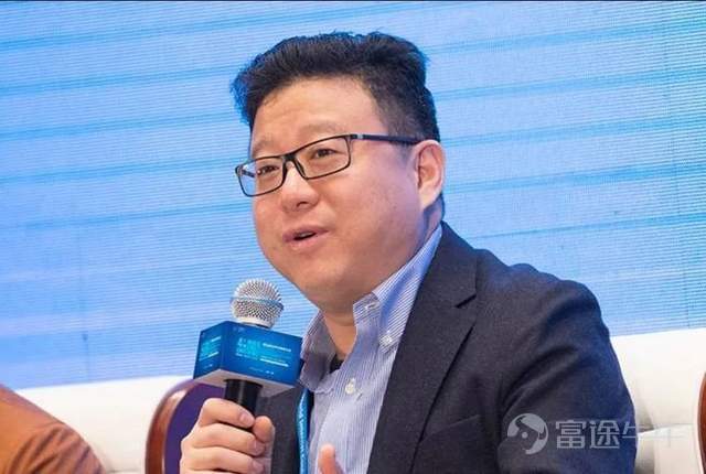 被遗忘的网易电商 近日，网易公布了2022年财报，全年总营收965亿，同比增长10%；净利润198亿元，同比增长17%。 具体来看，网易的收入来自四板块业务，包括游戏及相关增值服务、有道、云音乐、创新及其他业务。 其中，游戏依然是网易的“吃饭行当”，全年营收746亿元，占到了总营收的77%。 而我们今天要关注的，是贡献占比不到8%的创新及其他业务，网易电商最后的独苗“网易严选”就在这一版块。 2015年，网易创始人丁磊曾放下豪言，称要通过电商业务，花三到五年时间再造一个网易。 那几年里，网易的电商业务也有过巅峰时刻。 2015年，网易旗下跨境电商平台考拉海购超越了主打平台模式的天猫国际，登上跨境电商第一的宝座。2016年推出的网易严选，也凭借着ODM模式在新中产群体中争得一席之地，4个月时间就收获了2300万注册用户。 在考拉海购和网易严选的加持下，2016年，网易邮箱、电商及其他业务的净收入同比增长达到117.5%。2017年，网易财报开始单独披露电商业务，电商净收入116.70亿元人民币，同比增长156.9%，直接占到了网易总营收的21.57%。 眼看着电商业务已经...