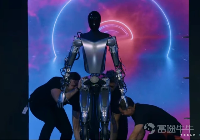 “一個沒有貧窮的未來。”馬斯克在舞台上這樣展望特斯拉機器人(Tesla Bot)會帶給人類文明的變革。 “預熱”了一年多,北京時間10月1日上午,命名為擎天柱(Optimus)的特斯拉人形機器人原型機終於得以亮相。 這個機器人走上舞台,展示了它的動作範圍,揮手打招呼,並在空中揮舞着胳膊。從外形上看,它與馬斯克之前展示的PPT還有很大的差別:舞台上的原型機沒有“套皮”,身形也顯得沒有那麼纖細。 但這也方便特斯拉直接展示擎天柱的“靈魂”,工作人員甚至直接指着它的某個部位説道:“順便一提,這就是我們汽車上用的自動駕駛計算機。” 特斯拉説這個機器人是在它的全自動駕駛電腦上運行的。相關負責人介紹了其在開發和訓練這款機器人方面所做的努力,從最初的設計步驟,到更先進的功能,比如它所稱的“骨盆解鎖”功能,再到讓機器人的手臂擺動。 對於更進一步的實用性功能,馬斯克則通過演示視頻進行了一番展示,如在汽車工廠搬紙箱、給植物澆水、移動金屬棒等。 隨後,馬斯克也將下一代產品直接請上了台,但可惜的是,現在的它還需要三個人在旁邊輔助。 對於具體的商業化,馬斯克表示擎天柱預...