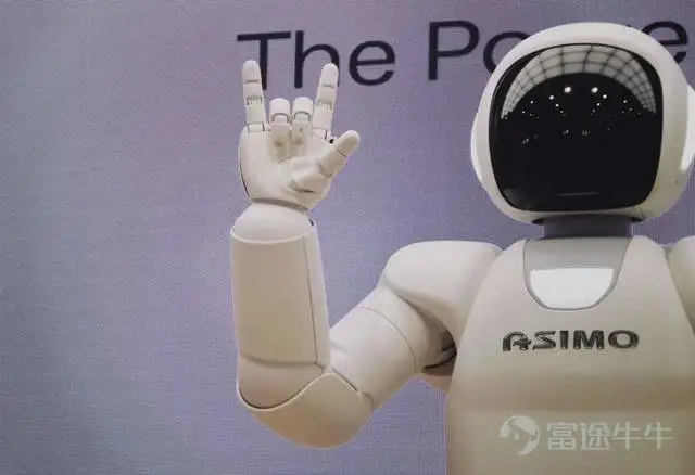 “一個沒有貧窮的未來。”馬斯克在舞台上這樣展望特斯拉機器人(Tesla Bot)會帶給人類文明的變革。 “預熱”了一年多,北京時間10月1日上午,命名為擎天柱(Optimus)的特斯拉人形機器人原型機終於得以亮相。 這個機器人走上舞台,展示了它的動作範圍,揮手打招呼,並在空中揮舞着胳膊。從外形上看,它與馬斯克之前展示的PPT還有很大的差別:舞台上的原型機沒有“套皮”,身形也顯得沒有那麼纖細。 但這也方便特斯拉直接展示擎天柱的“靈魂”,工作人員甚至直接指着它的某個部位説道:“順便一提,這就是我們汽車上用的自動駕駛計算機。” 特斯拉説這個機器人是在它的全自動駕駛電腦上運行的。相關負責人介紹了其在開發和訓練這款機器人方面所做的努力,從最初的設計步驟,到更先進的功能,比如它所稱的“骨盆解鎖”功能,再到讓機器人的手臂擺動。 對於更進一步的實用性功能,馬斯克則通過演示視頻進行了一番展示,如在汽車工廠搬紙箱、給植物澆水、移動金屬棒等。 隨後,馬斯克也將下一代產品直接請上了台,但可惜的是,現在的它還需要三個人在旁邊輔助。 對於具體的商業化,馬斯克表示擎天柱預...