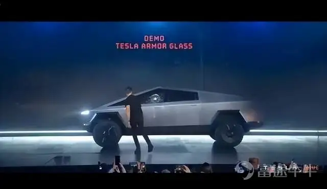 “一個沒有貧窮的未來。”馬斯克在舞台上這樣展望特斯拉機器人(Tesla Bot)會帶給人類文明的變革。 “預熱”了一年多,北京時間10月1日上午,命名為擎天柱(Optimus)的特斯拉人形機器人原型機終於得以亮相。 這個機器人走上舞台,展示了它的動作範圍,揮手打招呼,並在空中揮舞着胳膊。從外形上看,它與馬斯克之前展示的PPT還有很大的差別:舞台上的原型機沒有“套皮”,身形也顯得沒有那麼纖細。 但這也方便特斯拉直接展示擎天柱的“靈魂”,工作人員甚至直接指着它的某個部位説道:“順便一提,這就是我們汽車上用的自動駕駛計算機。” 特斯拉説這個機器人是在它的全自動駕駛電腦上運行的。相關負責人介紹了其在開發和訓練這款機器人方面所做的努力,從最初的設計步驟,到更先進的功能,比如它所稱的“骨盆解鎖”功能,再到讓機器人的手臂擺動。 對於更進一步的實用性功能,馬斯克則通過演示視頻進行了一番展示,如在汽車工廠搬紙箱、給植物澆水、移動金屬棒等。 隨後,馬斯克也將下一代產品直接請上了台,但可惜的是,現在的它還需要三個人在旁邊輔助。 對於具體的商業化,馬斯克表示擎天柱預...