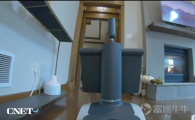 “一個沒有貧窮的未來。”馬斯克在舞台上這樣展望特斯拉機器人(Tesla Bot)會帶給人類文明的變革。 “預熱”了一年多,北京時間10月1日上午,命名為擎天柱(Optimus)的特斯拉人形機器人原型機終於得以亮相。 這個機器人走上舞台,展示了它的動作範圍,揮手打招呼,並在空中揮舞着胳膊。從外形上看,它與馬斯克之前展示的PPT還有很大的差別:舞台上的原型機沒有“套皮”,身形也顯得沒有那麼纖細。 但這也方便特斯拉直接展示擎天柱的“靈魂”,工作人員甚至直接指着它的某個部位説道:“順便一提,這就是我們汽車上用的自動駕駛計算機。” 特斯拉説這個機器人是在它的全自動駕駛電腦上運行的。相關負責人介紹了其在開發和訓練這款機器人方面所做的努力,從最初的設計步驟,到更先進的功能,比如它所稱的“骨盆解鎖”功能,再到讓機器人的手臂擺動。 對於更進一步的實用性功能,馬斯克則通過演示視頻進行了一番展示,如在汽車工廠搬紙箱、給植物澆水、移動金屬棒等。 隨後,馬斯克也將下一代產品直接請上了台,但可惜的是,現在的它還需要三個人在旁邊輔助。 對於具體的商業化,馬斯克表示擎天柱預...