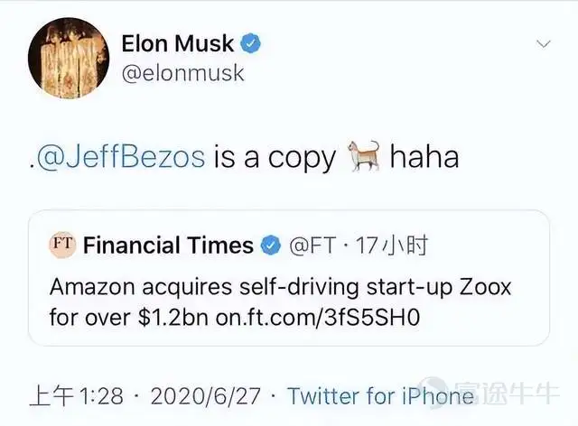 “一個沒有貧窮的未來。”馬斯克在舞台上這樣展望特斯拉機器人(Tesla Bot)會帶給人類文明的變革。 “預熱”了一年多,北京時間10月1日上午,命名為擎天柱(Optimus)的特斯拉人形機器人原型機終於得以亮相。 這個機器人走上舞台,展示了它的動作範圍,揮手打招呼,並在空中揮舞着胳膊。從外形上看,它與馬斯克之前展示的PPT還有很大的差別:舞台上的原型機沒有“套皮”,身形也顯得沒有那麼纖細。 但這也方便特斯拉直接展示擎天柱的“靈魂”,工作人員甚至直接指着它的某個部位説道:“順便一提,這就是我們汽車上用的自動駕駛計算機。” 特斯拉説這個機器人是在它的全自動駕駛電腦上運行的。相關負責人介紹了其在開發和訓練這款機器人方面所做的努力,從最初的設計步驟,到更先進的功能,比如它所稱的“骨盆解鎖”功能,再到讓機器人的手臂擺動。 對於更進一步的實用性功能,馬斯克則通過演示視頻進行了一番展示,如在汽車工廠搬紙箱、給植物澆水、移動金屬棒等。 隨後,馬斯克也將下一代產品直接請上了台,但可惜的是,現在的它還需要三個人在旁邊輔助。 對於具體的商業化,馬斯克表示擎天柱預...
