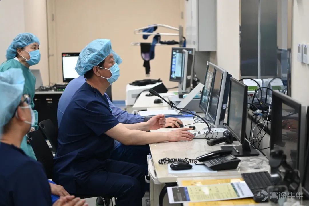 天津醫科大學腫瘤醫院陸偉教授帶領團隊成員進行治療操作
