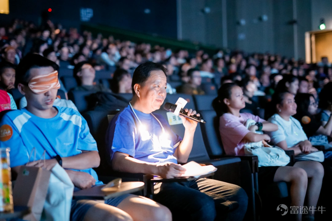 今天是國際殘疾人日,你可曾留意過,在我們身邊,生活着超過8500萬的殘障群體。 如何讓這8500萬人真正融入社會,擴大他們生活的半徑,是我們一直在努力做好的事。 「他們有了穩定的收入」 這一年,1萬名殘障人士通過雲客服、餓了麼無聲騎士、“萬人殘疾人商家創就業助力計劃”等項目,融入社會,獲得了一份穩定的收入。 在中國殘聯等指導下,阿里巴巴雲客服項目連續9年招募居家客服,目前3304名殘障人士在崗;餓了麼爲聽障騎手上線無障礙溝通系統,超3000位聽障騎手每日奔跑在爲生活奮鬥的路上;阿里巴巴公益基金會聯動淘寶商家運營團隊,發起“萬人殘疾人商家創就業助力計劃”,截至11月20日,該計劃已服務了全國3200位殘疾人商家。 「無障礙出行,一個人也行」 這一年,在高德地圖工程師團隊的努力下,高德無障礙輪椅導航覆蓋了杭州、北京、上海、廣州、深圳、武漢、長沙、濟南、成都、青島等全國30座城市,爲相關人群提供了2400萬次無障礙路線規劃,僅2023年十一黃金週期間,輪椅導航就爲用戶提供了超過157萬次無障礙路線規劃。 「益起幫“盲”」 這一年,優酷無障礙劇場上新的作品更多元...