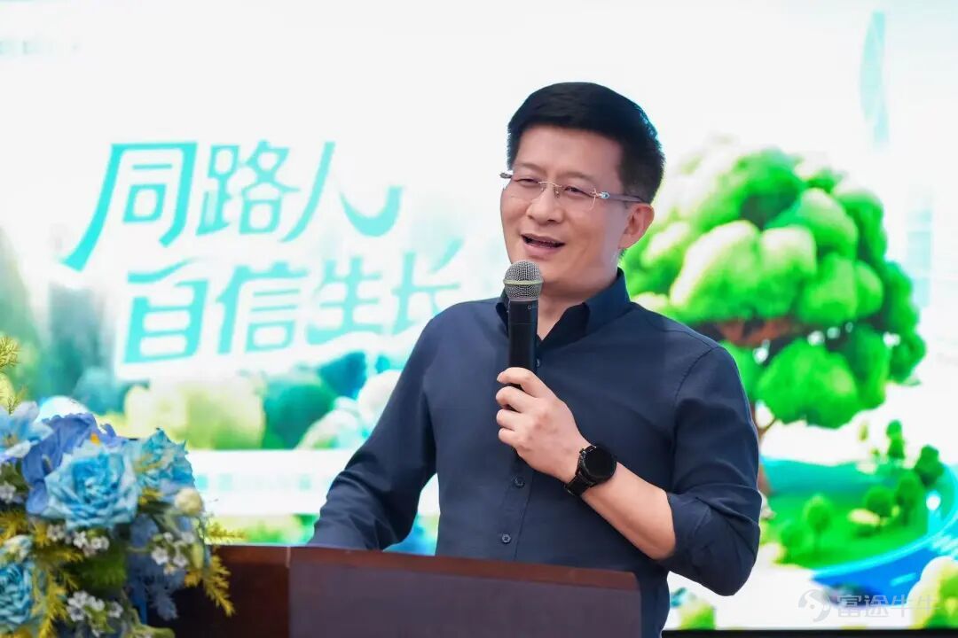 2026屆秋招已全面啓動，當多數畢業生仍在投簡歷與趕面試的循環中奔波時，一批年輕人已率先手握吉利Offer，提前鎖定職業起點。 這份「提前上岸」的底氣，並非偶然。作爲吉利控股集團「基石計劃」的2026屆優秀學員，他們通過「定向培養+實戰歷練」的特色路徑，跨越傳統校招的繁瑣流程，直接實現「培養—考覈—錄用」一體化閉環。 這不僅爲應屆生開闢了一條「在成長中收穫Offer」的高效通道，更意味着吉利產教融合進入體系化新階段，爲校企協同育人打造了吉利新模式。 吉利控股集團2026屆全球校園招聘會現場 相較於傳統人才培養模式，「基石計劃」以「企業+高校」雙導師制爲核心，明確各專業類目與對應導師的匹配機制，前置人才選拔與培養流程，幫助學生縮短從校園到職場的適應週期。自2024年秋季啓動內部試點後，2025屆協同培養的60名學子入職成爲吉利正式員工，從校園直接平穩邁入職場。今年3月，「基石計劃」正式發佈後，這一育人模式進一步提速，共有300餘名2026屆學生進入協同培養體系。在吉利控股集團2026屆秋招啓動會現場，第一批「基石計劃」優秀學員代表接過...