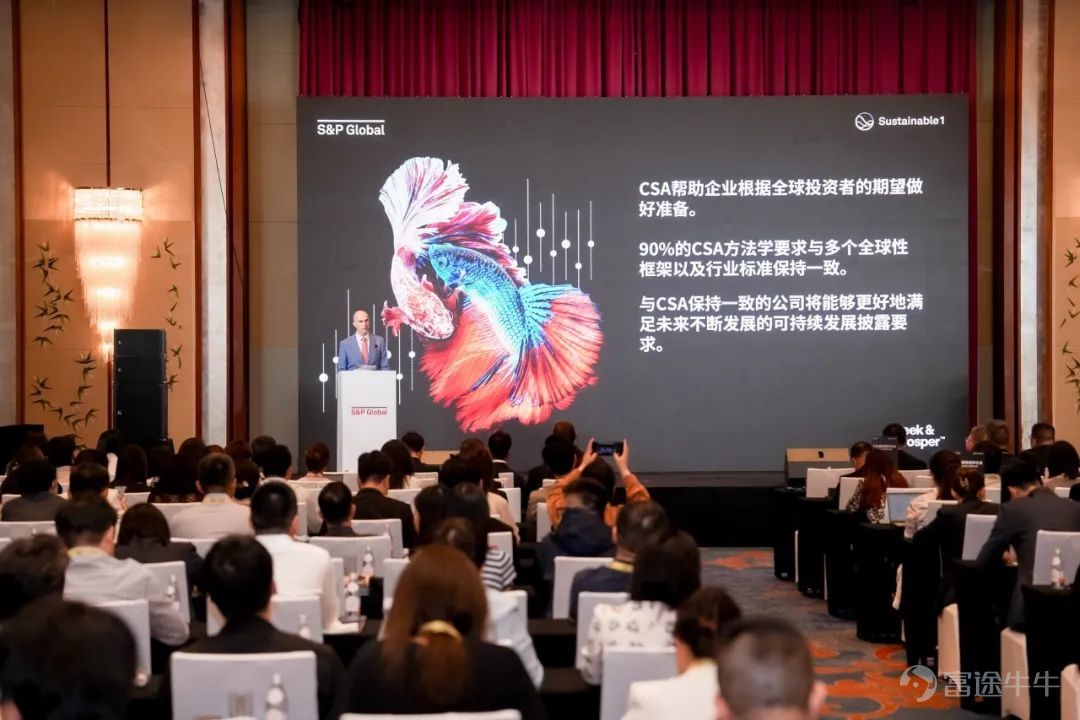 近日，標普全球（S&P Global）發佈《可持續發展年鑑（中國版）2025》，理想汽車憑藉在環境、社會和治理（ESG）領域的卓越表現，連續兩年入選該年鑑，並斬獲「行業最佳進步企業」獎項，成爲汽車製造業類別中唯一獲此獎項的企業，充分彰顯了國際權威機構對公司在可持續發展領域，尤其是在ESG實踐的高度認可。 標普全球企業可持續發展評估（S&P Global CSA）是全球最具權威性與公信力的企業可持續發展評級體系之一。標普全球已連續21年出版《可持續發展年鑑》，今年第三次發佈《可持續發展年鑑（中國版）》。該年鑑僅針對行業中排名前15%的公司進行識別和表彰，旨在褒獎在各自行業可持續發展表現卓越的中國企業。此次評估歷經嚴格的數據分析與量化評分，精準考量企業在ESG多維度的表現。 在2024年標普全球CSA中，理想汽車以53分位居汽車行業領先地位，較2023年提升11分，ESG三個維度均有顯著進步。本年度共有1,662家中國企業通過標普全球的篩選評估，最終164家企業成功入選《可持續發展年鑑（中國版）2025》。理想汽車在此次評估中表現突出...