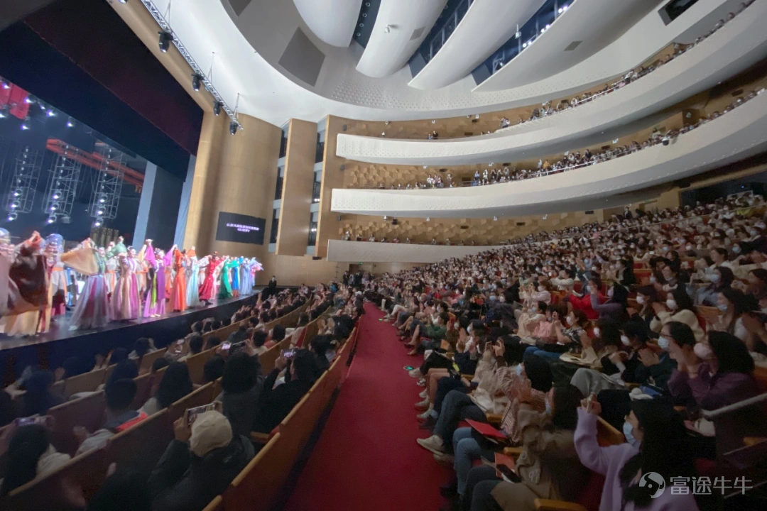 | 本文轉自贏商網 來源 | 星盛商業 步入2025年,市場的浪潮愈發洶湧,全國有越來越多的存量商業,針對特定年齡、消費層次、興趣愛好的人群,打造定位更爲垂直和鮮明的特色商業。 作爲國內商管領域的中堅力量,星盛商業的發展一直備受業界矚目,旗下星河COCO Park品牌在深圳20餘年的深耕,於挖掘和創造年輕力方面卓有成績。其中,福建首個星河COCO Park更是放大鬆弛和運動兩大關鍵詞,將項目打造成了年輕人尋求「勁松」的目的地。 勁松:閩南語jīn sòng,意爲「太爽了,好暢快」。 ©️深圳福田星河COCO Park BIG HEART全國首展 以運動業態爲例,廈門星河COCO Park通過近兩年精篩細選,落地衆多首進品牌和原創活動,已成功打造成全城「垂直運動類型最齊全的購物中心」,而這只是項目調改升級的縮影之一。 如今的廈門星河COCO Park已不是開業之初的樣子,既在持續填補區域商業空白,也在努力呈現創新體驗。 洞察真實消費需求 帶領城市一起「勁松」 在城市裏拼搏的人們,大多都是在「追求外在體面和光鮮」與「...