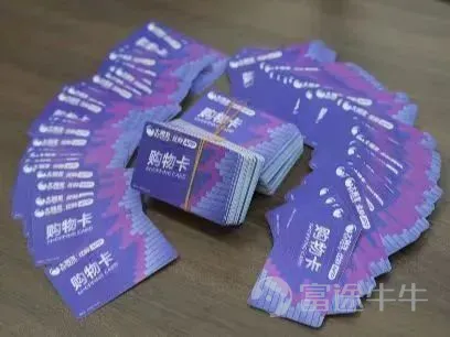 謹防 「購物卡」詐騙 近年來 隨着移動支付和電子消費的普及 超市購物卡因便捷性成爲日常消費的常用工具 然而,詐騙分子卻瞄準這一載體 設計出隱蔽性極高的洗錢騙局 使普通消費者淪爲「洗錢工具人」 本文將揭露此類騙局的操作手法 並提醒公衆加強防範 購物卡如何成爲洗錢工具? 詐騙與洗錢的雙重犯罪鏈 詐騙團伙通過冒充公檢法、電商客服、投資導師等身份,以「帳戶異常」「刷單返利」「繳納按金」等理由誘導受害人向指定帳戶轉賬。爲逃避資金追蹤,他們要求受害人將資金轉換爲超市購物卡(如沃爾瑪、家樂福、京東卡等),再通過轉售套現完成洗錢。購物卡的優勢與漏洞 匿名性:購物卡不記名、無實名認證,交易難以追溯。流動性強:黑市回收渠道成熟,可快速折價變現。迷惑性高:普通消費者對「買卡」行爲警惕性較低,易被話術操控。 典型詐騙場景還原 案例一 冒充客服的「賠償陷阱」 受害人接到自稱電商平台客服的電話 稱其購買的商品有質量問題需退款 但需先購買指定金額的購物卡 作爲「驗證憑證」 受害人按指示提供卡號和密碼後 詐騙分子立即將卡轉賣套現 案例二 假借「安全帳戶」的公檢法詐騙...