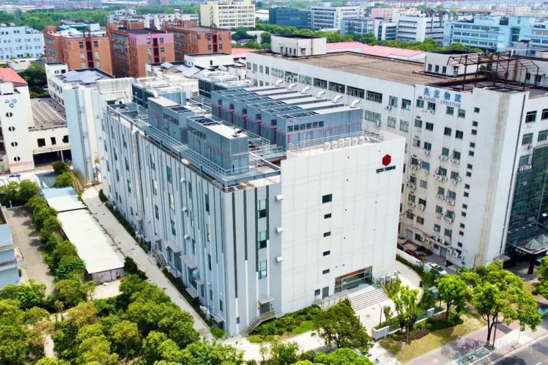 中國和東南亞地區領先的高性能數據中心運營商和服務商萬國數據控股有限公司（以下簡稱「萬國數據」或「公司」）（納斯達克股票代碼：GDS；港交所股票代碼：9698）今日公佈截至2024年6月30日第二季度未經審計的財務業績。 2024年第二季度： 淨收入爲28.264億元人民幣（3.889億美元），同比增長17.7%（不包括先前披露的去年同期一次性項目人民幣7,070萬元）；調整後EBITDA爲13.122億元人民幣（1.806億美元），同比增長14.9%（不包括先前披露的去年同期一次性項目人民幣9,280萬元）；經調整EBITDA率爲46.4%。 “萬國數據董事長兼首席執行官黃偉表示：“通過重點聚焦戰略目標，並堅定有序地貫徹落實，我們在2024年第二季度繼續保持了穩健的業績增長。 在國內，我們的數據中心入駐率呈現明顯上升趨勢，其他指標均保持穩定；在海外，得益於當地飛速增長的市場需求，我們在馬來西亞柔佛州贏得了大量新客戶訂單，進一步強化了萬國數據在這一快速崛起的全球頂級數據中心樞紐的領先地位。”” 01 國內業務：...