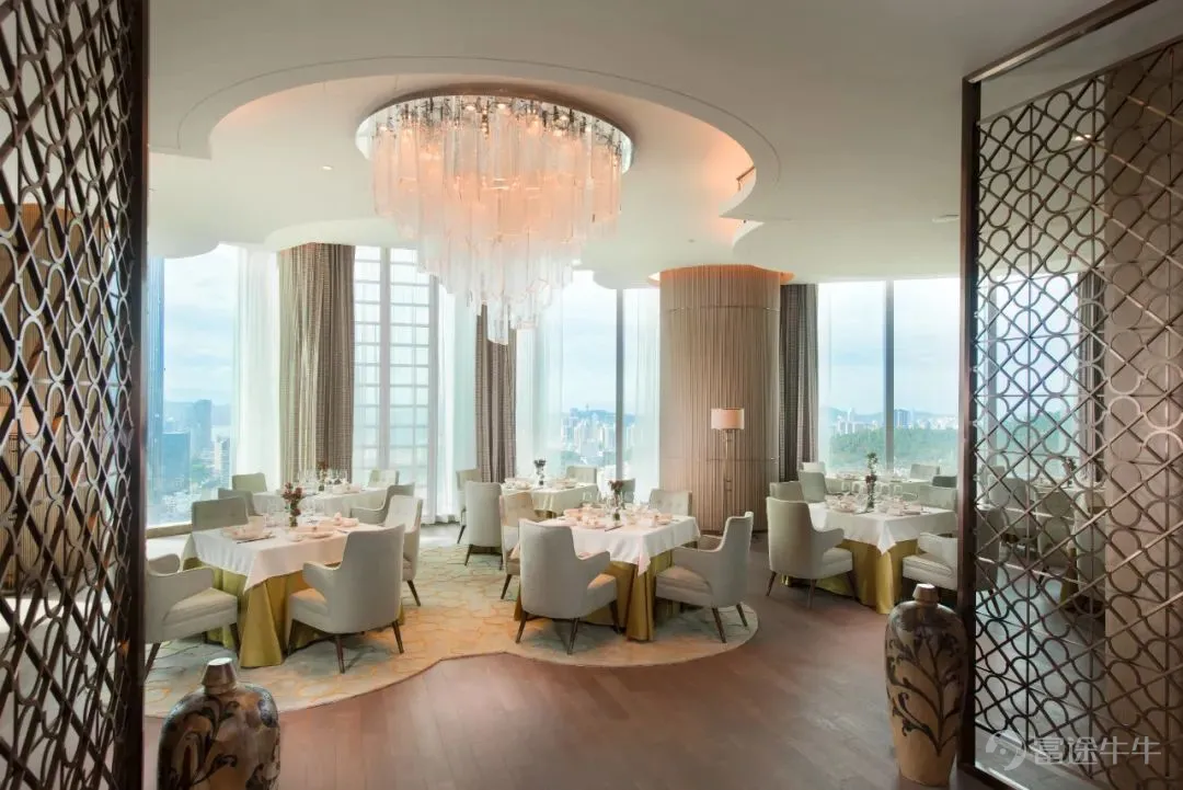 On December 3, the highly anticipated Michelin Guide was first released in Xiamen.The 'Heron Pavilion' Chinese restaurant under the Xiamen Conrad Hotel has successfully made it into the '2025 Michelin Guide for Fujian Province - Michelin Guide selected restaurants'.At the same time, the head chef of the kitchen, Chef You Zhenlong, also won the 'Young Chef Award'. Xiamen Conrad HotelLocated on the 37th to 54th floors of the 300-meter high shimao Haixia Tower, Xiamen Conrad Hotel is one of Xiamen's iconic buildings. On one side is the bustling city, on the other side is the leisurely Gulangyu Island. Xiamen Conrad Hotel is like a double-sail giant ship. At the height of 300 meters, half overlooking the mountains, half overlooking the sea, the romantic index is directly off the charts. The hotel has multiple restaurants to cater to diners from all over the world. The private room at the Lu Cheng Xuan Chinese restaurants in Conrad Hotel Xiamen. Lu Cheng Xuan is a Chinese restaurant located on the 39th floor of Conrad Hotel Xiamen, named after the nickname "Egret Island" of Xiamen City. The restaurant features eight luxurious private rooms, each named after one of Xiamen's eight major attractions, aiming to allow guests to experience the city's long history and natural scenery while enjoying delicious food. As the head chef of the Chinese kitchen, Mr. You Zhenlong, with his superb culinary skills and deep understanding of Fujian cuisine, leads the team to continuously innovate, striving to perfectly combine tradition and modernity. He extensively explores authentic ingredients and cooking techniques from various regions of Fujian, meticulously creating a series of dishes that blend local characteristics with fashionable elements. Among them, the "Jasmine Vinegar Yellow Croaker" has become...