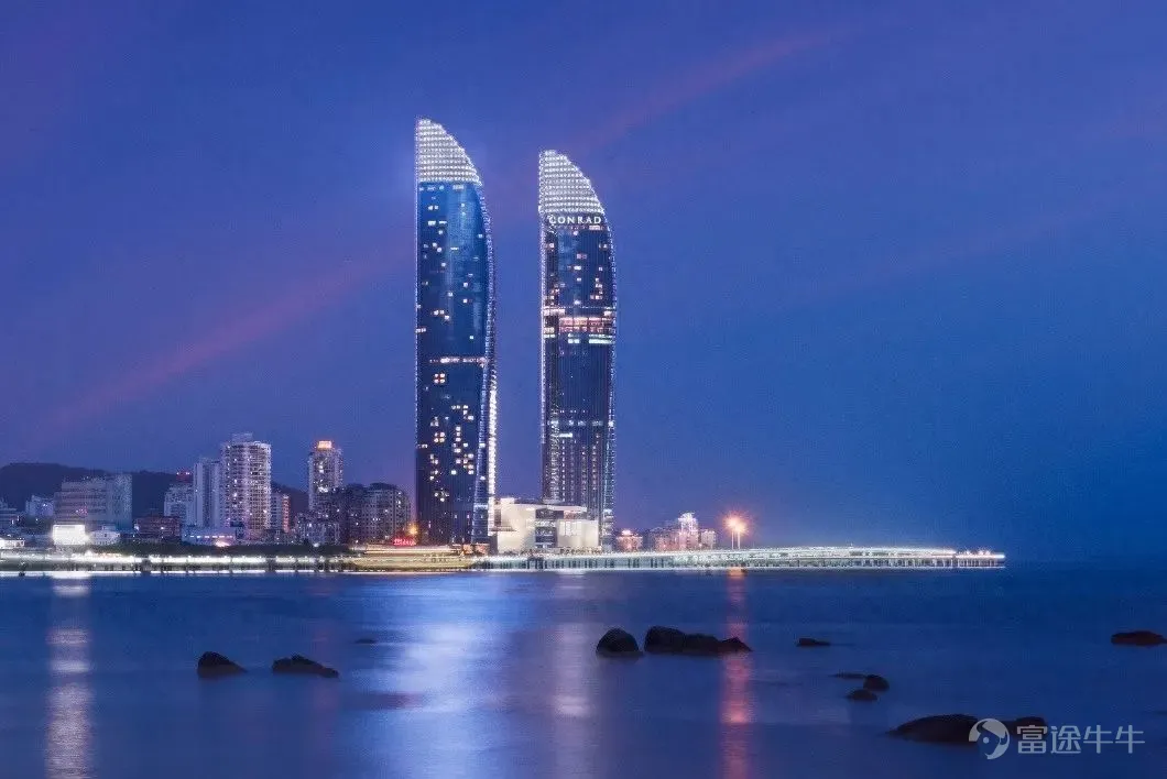 On December 3, the highly anticipated Michelin Guide was first released in Xiamen.The 'Heron Pavilion' Chinese restaurant under the Xiamen Conrad Hotel has successfully made it into the '2025 Michelin Guide for Fujian Province - Michelin Guide selected restaurants'.At the same time, the head chef of the kitchen, Chef You Zhenlong, also won the 'Young Chef Award'. Xiamen Conrad HotelLocated on the 37th to 54th floors of the 300-meter high shimao Haixia Tower, Xiamen Conrad Hotel is one of Xiamen's iconic buildings. On one side is the bustling city, on the other side is the leisurely Gulangyu Island. Xiamen Conrad Hotel is like a double-sail giant ship. At the height of 300 meters, half overlooking the mountains, half overlooking the sea, the romantic index is directly off the charts. The hotel has multiple restaurants to cater to diners from all over the world. The private room at the Lu Cheng Xuan Chinese restaurants in Conrad Hotel Xiamen. Lu Cheng Xuan is a Chinese restaurant located on the 39th floor of Conrad Hotel Xiamen, named after the nickname "Egret Island" of Xiamen City. The restaurant features eight luxurious private rooms, each named after one of Xiamen's eight major attractions, aiming to allow guests to experience the city's long history and natural scenery while enjoying delicious food. As the head chef of the Chinese kitchen, Mr. You Zhenlong, with his superb culinary skills and deep understanding of Fujian cuisine, leads the team to continuously innovate, striving to perfectly combine tradition and modernity. He extensively explores authentic ingredients and cooking techniques from various regions of Fujian, meticulously creating a series of dishes that blend local characteristics with fashionable elements. Among them, the "Jasmine Vinegar Yellow Croaker" has become...