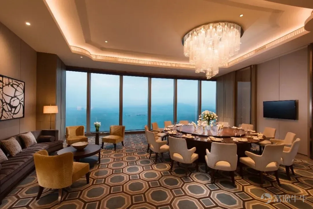 On December 3, the highly anticipated Michelin Guide was first released in Xiamen.The 'Heron Pavilion' Chinese restaurant under the Xiamen Conrad Hotel has successfully made it into the '2025 Michelin Guide for Fujian Province - Michelin Guide selected restaurants'.At the same time, the head chef of the kitchen, Chef You Zhenlong, also won the 'Young Chef Award'. Xiamen Conrad HotelLocated on the 37th to 54th floors of the 300-meter high shimao Haixia Tower, Xiamen Conrad Hotel is one of Xiamen's iconic buildings. On one side is the bustling city, on the other side is the leisurely Gulangyu Island. Xiamen Conrad Hotel is like a double-sail giant ship. At the height of 300 meters, half overlooking the mountains, half overlooking the sea, the romantic index is directly off the charts. The hotel has multiple restaurants to cater to diners from all over the world. The private room at the Lu Cheng Xuan Chinese restaurants in Conrad Hotel Xiamen. Lu Cheng Xuan is a Chinese restaurant located on the 39th floor of Conrad Hotel Xiamen, named after the nickname "Egret Island" of Xiamen City. The restaurant features eight luxurious private rooms, each named after one of Xiamen's eight major attractions, aiming to allow guests to experience the city's long history and natural scenery while enjoying delicious food. As the head chef of the Chinese kitchen, Mr. You Zhenlong, with his superb culinary skills and deep understanding of Fujian cuisine, leads the team to continuously innovate, striving to perfectly combine tradition and modernity. He extensively explores authentic ingredients and cooking techniques from various regions of Fujian, meticulously creating a series of dishes that blend local characteristics with fashionable elements. Among them, the "Jasmine Vinegar Yellow Croaker" has become...