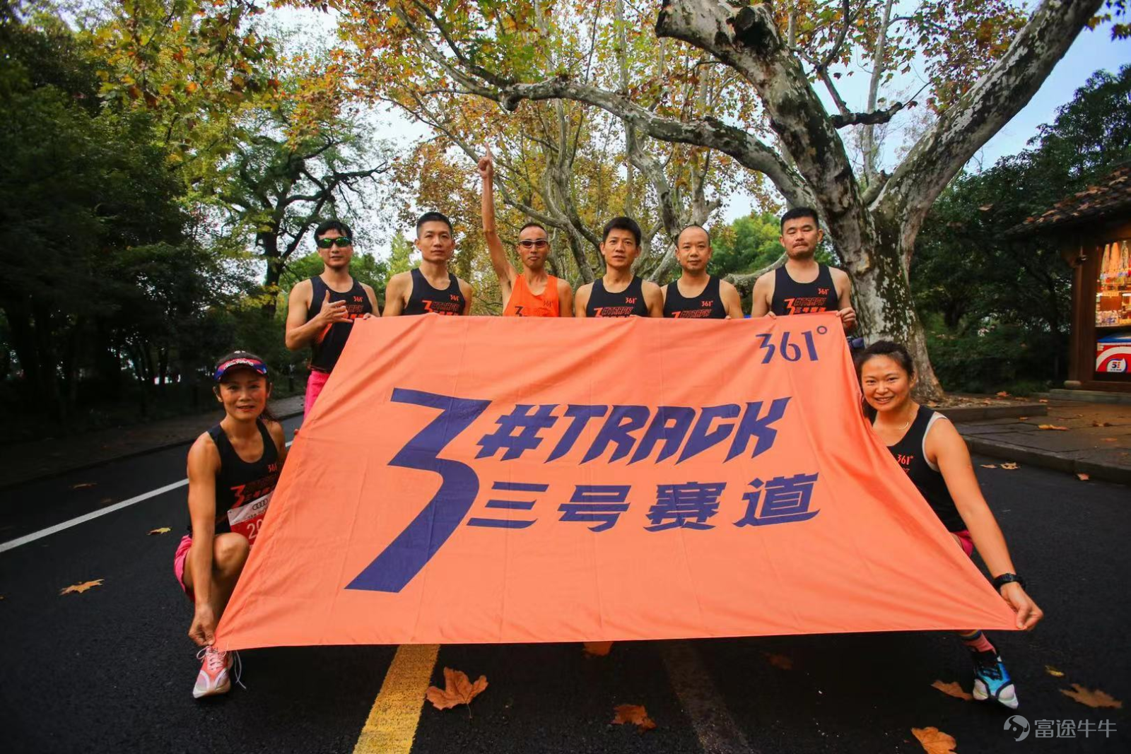 11月20日，在刚刚结束的苏州“环太湖1号公路”马拉松和杭州马拉松赛事中，361°品牌代言人李子成以及361°新晋跑步代言人程乾育分别上脚飞燃Ⅱ和飞飚竞速家族跑鞋亮相赛场，李子成斩获苏州“环太湖1号公路”半程马拉松冠军，程乾育最后时刻强力冲刺，以2小时17分34秒的优异成绩获得了2022年杭州马拉松季军。 作为在跑步领域深耕多年的国产体育用品品牌，361°先后推出了包括飞燃Ⅰ、飞飚、飞燃ST在内的多款顶尖的运动装备，在跑者心目中有着很好的口碑。 此前，李子成就携竞速跑鞋家族中的飞飚亮相桐庐，刷新了中国半程马拉松记录。这次飞飚跑鞋再度在高水平的杭州马拉松赛事中，助力新晋代言人程乾育展现了强劲的实力。不仅如此，361°三号赛道杭州战队在赛场上也组团开飚，统一上脚了飞飚跑鞋，其超强性能助力他们跑出PB。 据了解，飞飚跑鞋是国内首款采用前后脚掌分离设计的碳板跑鞋，内置超大3D异性碳板，推进力和落地稳定性明显提升。它还使用了361°跑鞋科技中最顶级的中底科技QU!KFLAME，材料方面选择100%尼龙弹性体，整体回弹高达75%+，能够精准回...