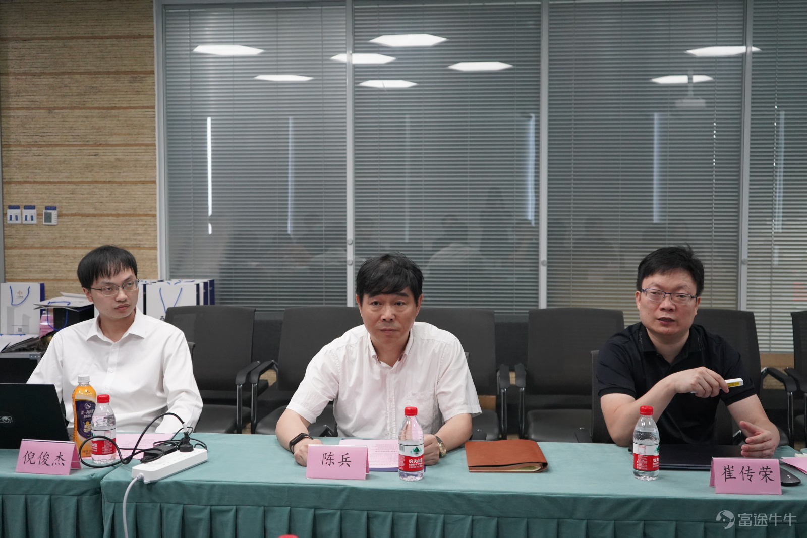 On September 25, Yang Kemin, Deputy Secretary of the Qingdao Laoshan District Committee and District Governor, led Tang Ming, Director of the Laoshan District Government Office, Zhang Shuren, Director of the Laoshan District Finance Bureau, Song Ningning, Director of the Laoshan District Investment Promotion Center, Liu Zanke, Chairman of Qingdao Hi-Tech Industry Development Co., Ltd., Liu Qing, Chairman of Qingdao Microelectronics Innovation Center Co., Ltd., and Zhang Ailin, Chairman of Zhejiang Yuansen Industry Holdings Co., Ltd.$Nano Labs (NA.US)$The company visited the company. Chen Bing, senior vice president and CFO of Haowei Technology, and relevant company officials attended the briefing and discussion. President Chen warmly welcomed the arrival of Secretary Yang and his entourage. The two sides had in-depth exchanges on fields such as the metaverse and Web 3.0. Mr. Chen accompanied the leaders to visit the company's office area, showcased and explained products such as chip samples, computing equipment, etc., and introduced the company's recent development and future planning layout. Mr. Chen said that Haowei Technology is working hard to provide the underlying infrastructure services for the metaverse and bring users a new Web3.0 lifestyle. Afterwards, the leaders moved to the conference room, and Cui Chuanrong, operation director of Haowei Technology, gave a presentation on the chip section, one of the company's core businesses. Mr. Cui gave a detailed introduction to the technical principles, product characteristics, competitive advantages and market value of the company's chips. The company's main product, the Cuckoo series chip, is the world's leading high-throughput computing chip. It uses an FPU architecture developed exclusively by Haowei, and has high computing power, high bandwidth, high bit width, low latency,...