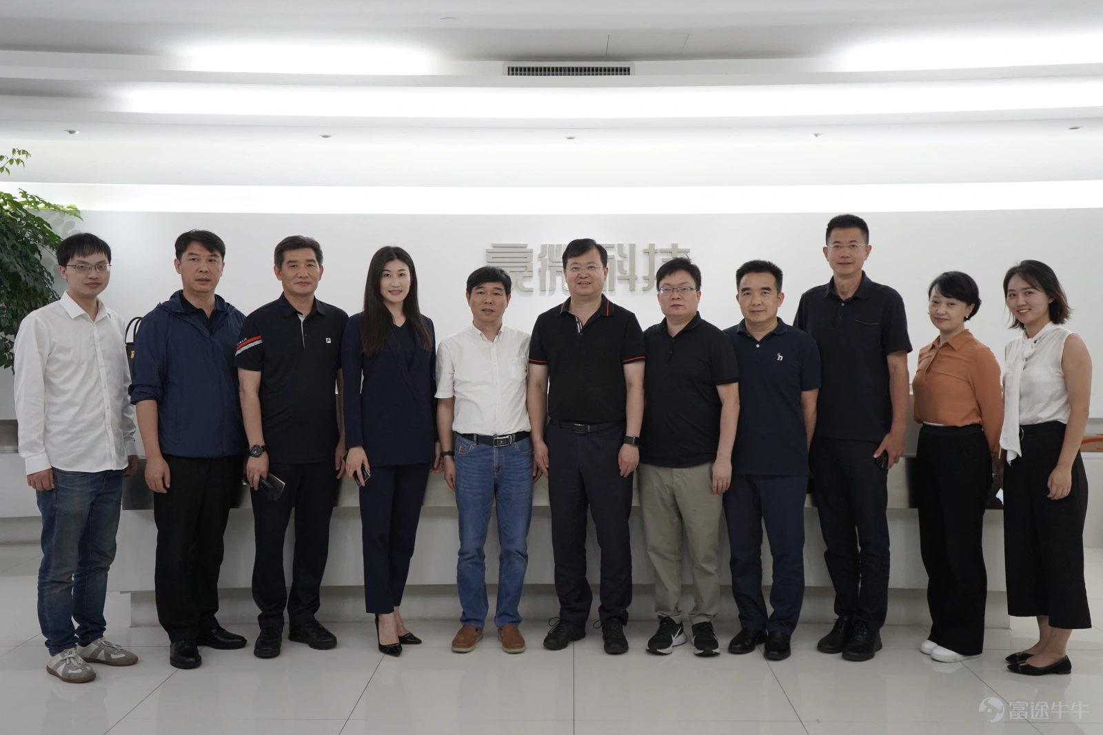 On September 25, Yang Kemin, Deputy Secretary of the Qingdao Laoshan District Committee and District Governor, led Tang Ming, Director of the Laoshan District Government Office, Zhang Shuren, Director of the Laoshan District Finance Bureau, Song Ningning, Director of the Laoshan District Investment Promotion Center, Liu Zanke, Chairman of Qingdao Hi-Tech Industry Development Co., Ltd., Liu Qing, Chairman of Qingdao Microelectronics Innovation Center Co., Ltd., and Zhang Ailin, Chairman of Zhejiang Yuansen Industry Holdings Co., Ltd.$Nano Labs (NA.US)$The company visited the company. Chen Bing, senior vice president and CFO of Haowei Technology, and relevant company officials attended the briefing and discussion. President Chen warmly welcomed the arrival of Secretary Yang and his entourage. The two sides had in-depth exchanges on fields such as the metaverse and Web 3.0. Mr. Chen accompanied the leaders to visit the company's office area, showcased and explained products such as chip samples, computing equipment, etc., and introduced the company's recent development and future planning layout. Mr. Chen said that Haowei Technology is working hard to provide the underlying infrastructure services for the metaverse and bring users a new Web3.0 lifestyle. Afterwards, the leaders moved to the conference room, and Cui Chuanrong, operation director of Haowei Technology, gave a presentation on the chip section, one of the company's core businesses. Mr. Cui gave a detailed introduction to the technical principles, product characteristics, competitive advantages and market value of the company's chips. The company's main product, the Cuckoo series chip, is the world's leading high-throughput computing chip. It uses an FPU architecture developed exclusively by Haowei, and has high computing power, high bandwidth, high bit width, low latency,...