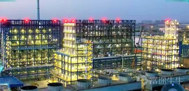 $協鑫科技 (03800.HK)$ 徐州基地新增3萬噸FBR顆粒硅產能成功投產，顆粒硅產能進入「6.0時代」，成爲迄今全球最大的單體顆粒硅研發與製造矩陣。同時，協鑫科技四川樂山基地也將按計劃於近期陸續投產，FBR顆粒硅市佔率將實現質的飛躍。 6月16日，協鑫科技旗下江蘇中能硅業科技發展有限公司舉行新增3萬噸FBR顆粒硅產能投產儀式，協鑫科技董事局主席朱共山，董事局副主席、聯席首席執行官朱戰軍，聯席首席執行官蘭天石等公司高層出席剪彩儀式。 徐州新增3萬噸項目於2021年10月26日開工建設，僅用8個月就成功實現了項目投產。聯合此前徐州基地已完全投產的3萬噸項目，FBR顆粒硅產能正式進入「6.0時代」。隨着江蘇、四川、內蒙古等地區一系列顆粒硅項目的陸續投產，將極大地緩解市場對多晶硅的旺盛需求，進一步夯實FBR顆粒硅在光伏材料市場的地位，對全球光伏行業格局將產生深遠影響。 協鑫科技徐州基地前期投產達產的3萬噸FBR顆粒硅產能品質已完全達到N型硅片要求，並穩步提升，綜合電耗14.8kWh/kg，綜合蒸汽單耗15.3kg/kg...
