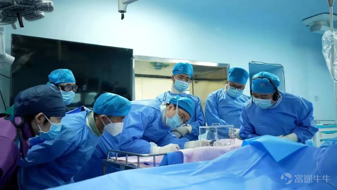 湖南省人民醫院向華教授帶領介入血管外科團隊實施手術