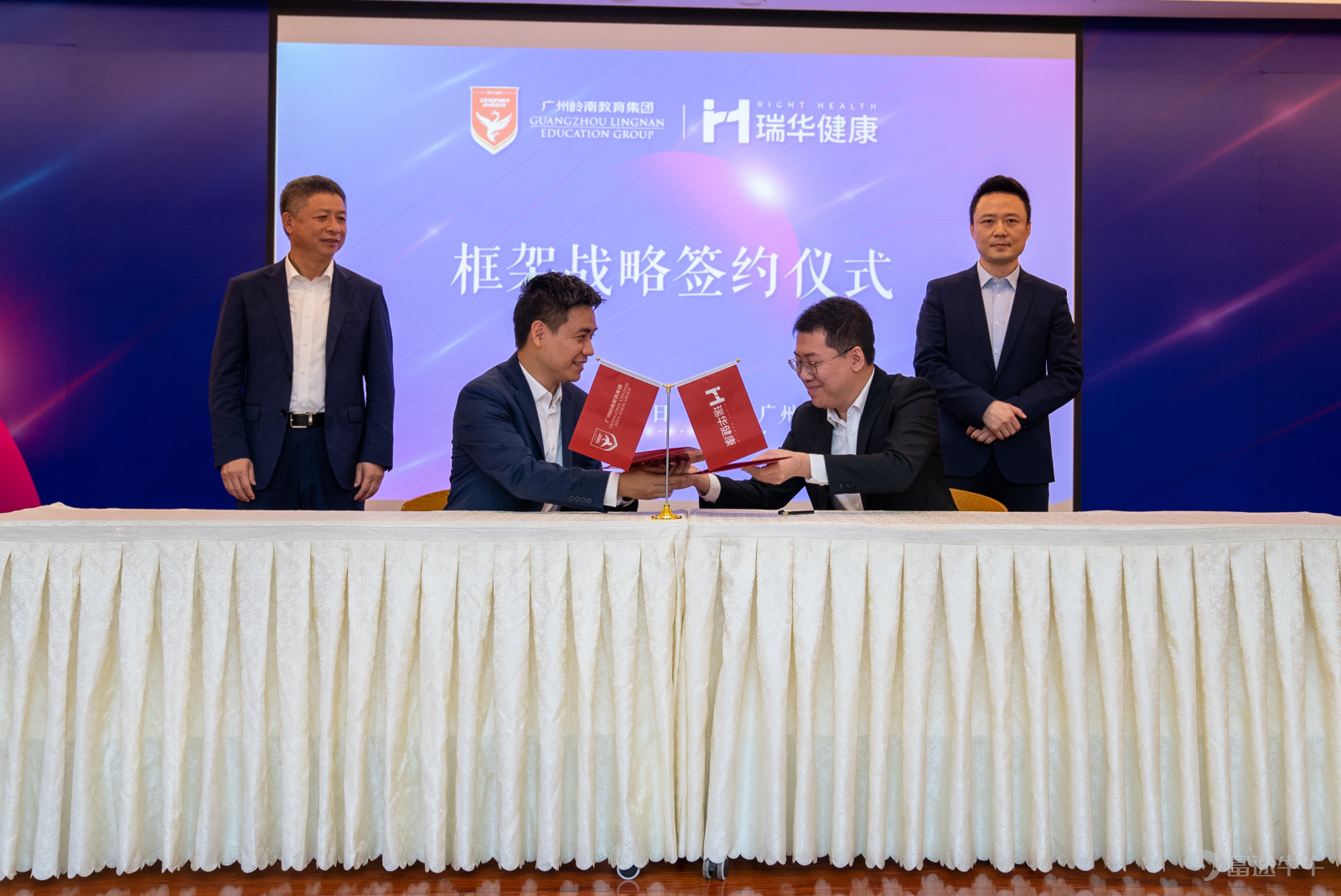 $華南職業教育 (06913.HK)$ 2022年5月17日,中國華南職業教育集團(6913.HK)子公司廣州嶺南教育集團有限公司(以下簡稱:「嶺南教育」)與廣州瑞華健康醫療科技有限公司(以下簡稱:「瑞華健康」)戰略合作簽約儀式在廣州舉行,雙方將在健康護理專業建設、人才培養及輸送等多領域、多方面建立戰略合作伙伴關係,攜手爲健康中國戰略培養康養高技能專業人才。 嶺南教育常務副總裁黃世平、副總裁鄧宇浩、瑞華健康董事長徐衛華、總經理溫奕遠等領導出席此次簽約儀式。 近年來,隨着中國社會老齡化程度的不斷加深及當代青年人在社會壓力之下產生的各種亞健康問題,中國康養產業的缺口逐步顯現出來,高質量的養老護理服務逐漸成爲大衆關心的話題,在此背景下,國家不斷加碼政策支持力度,全面推進「健康中國2030戰略」。但現有的康養產業面臨着醫療資源緊張、服務標準參差不齊、從業人員專業度不夠等問題,難以滿足用戶的現實需求。因此,建設高標準的康養服務和人才培訓迫在眉睫,此次嶺南教育與瑞華健康的戰略合作無疑是給康養產業發展提供了一個嶄新的方式...