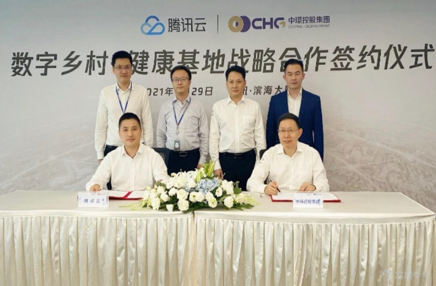 CKH Holdings (01735): Mid-term revenue surged by 289.8%, achieving phased results in diversified global strategy Leveraging the domestic advantages and synergy effects of its parent company and ultimate controlling shareholder 'CKH Culture', after 2 years of development, the company has grown from a single contractor to a comprehensive group spanning multiple fields. In terms of achievements, CKH Holdings (01735) can be said to have achieved phased results in its diversified development. Recently, CKH Holdings disclosed its 2021 interim performance. During the period, CKH Holdings achieved revenue of 0.313 billion Hong Kong dollars, a strong increase of 289.8% compared to the previous year; gross profit of 16.89 million Hong Kong dollars, a year-on-year increase of 29120%; corresponding gross margin increased from 0.07% to 5.3%. From the changes in core financial data, the diversified effectiveness of CKH Holdings has been reflected in the financial report, and the company's investment value is becoming more prominent. Diversified global strategy effectiveness verified The Securities Times App believes that CKH Holdings has changed its business development strategy and actively implemented a diversified global strategy due to practical considerations. In recent years, the Hong Kong construction business environment has undergone significant changes, with CKH Holdings' related businesses facing challenges such as low bid prices, increased costs, and limited market potential in Hong Kong. Faced with the increasingly narrow traditional business track, CKH Holdings has shifted its focus to the mainland China market and expanded its business to multiple areas with broad development prospects. According to the disclosed data in this financial report, the company's revenue surge during the period mainly came from property management...