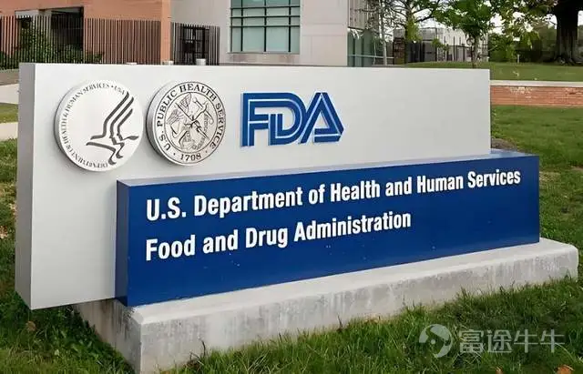 2026年7月10日,恒瑞醫藥又收到一封來自美國藥監局(FDA)的「拒信」。 這是它旗下的「雙艾」組合(卡瑞利珠單抗聯合阿帕替尼,用於治療肝癌)第三次申請在美國上市,第三次被打了回來。 三次,跨度近三年。 這不該是一家研發實力國內第一、全球也能排進前十的公司應該反覆摔的跟頭。 事實上,恒瑞從2023年8月第一次遞交申請算起,敲了FDA三次門,三次都沒能進去。 而這道門,恒瑞想進去,不只是爲了多賣一款藥,而是想證明一件更重要的事,自己不是一家只能靠國內市場活着的傳統藥廠,而是一家真正有實力站上世界舞臺的創新藥公司。 01 結三次被拒,問題出在同一個地方 「雙艾」組合的出海故事,要從2018年說起。 當年12月,這個聯合療法拿到了在美國開展大規模臨床試驗的許可。 2021年,卡瑞利珠單抗又拿到了FDA的「孤兒藥」資格(一種針對罕見病、能享受審批加速和政策優惠的認定),恒瑞很有信心,覺得這會是公司第一款真正靠自己力量賣到美國的創新藥。 2023年7月,正式的上市申請獲得FDA受理;三個月後,恒瑞把這款藥在中國、韓國以外的全球權益,賣給了一家韓國上市公司旗下的美國子公司...