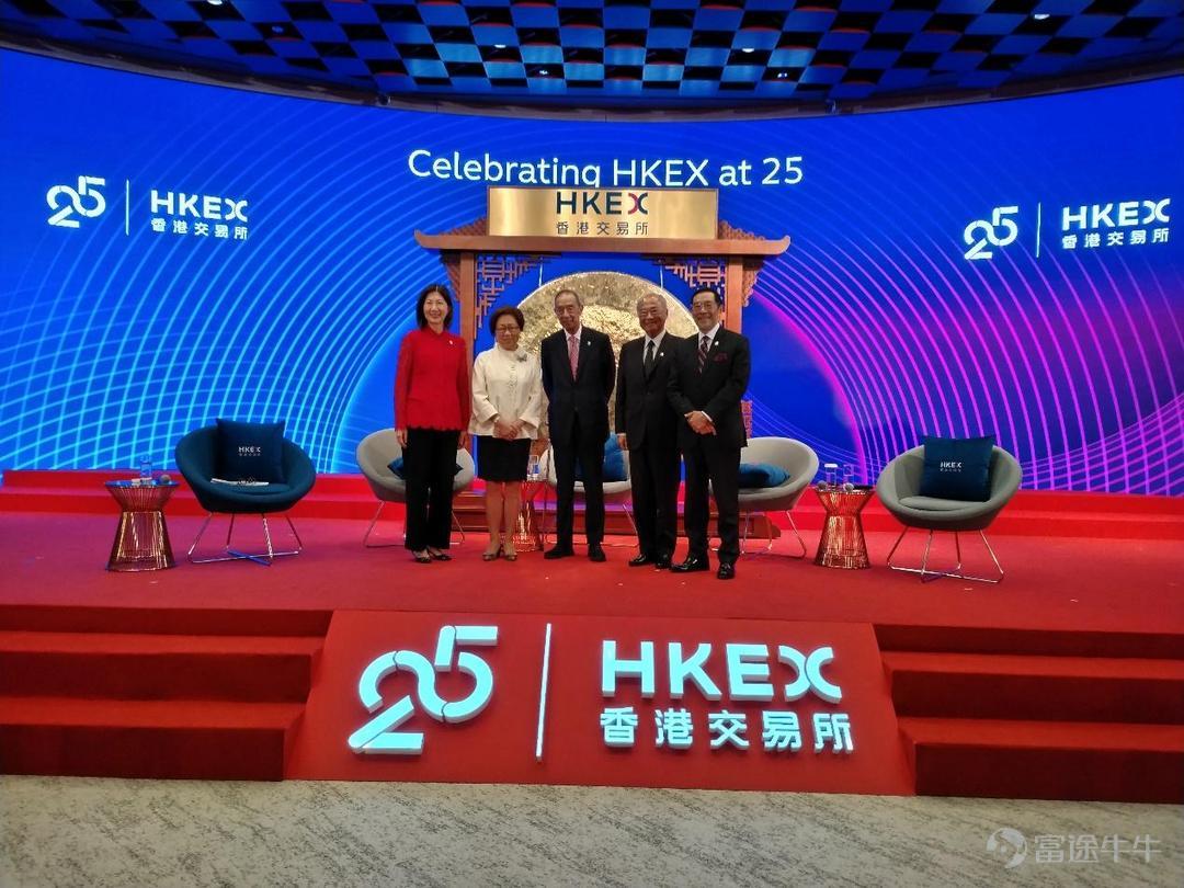 The Hong Kong Exchanges and Clearing Limited celebrates its 25th anniversary this year. HKEX (00388.HK) held a 25th anniversary celebration today at the Hong Kong Financial Hall, hosted by HKEX Chairman Paul Chan and Group CEO Charles Li. Hong Kong SAR Chief Executive John Lee delivered a congratulatory speech via video, and guests attending the event included Hong Kong Financial Secretary Paul Chan and the current and former board members and executive team of HKEX. After 25 years of development, HKEX has transformed from a local exchange into a rapidly growing, innovative, vibrant, and resilient international Capital Markets, providing investment opportunities for global capital. Since 2000, HKEX has developed into a leading global market operator and a super connector between China and the world. From early 2025 to the present, the daily trading volume of the HKEX securities market has exceeded 240 billion yuan, more than 17 times the 13 billion yuan in 2000, witnessing the continuous growth of the Hong Kong market and the investor cohort over the past 25 years. In addition, HKEX's new stock market remains active, with the amount of funds raised through new stocks currently ranking first in the world. From January 1 to June 20, 2025, HKEX completed 31 initial public offerings, raising over 88.4 billion yuan, consolidating Hong Kong's position as the world's preferred financing market. The Chairman of HKEX, Anson Tang, stated: "It is a pleasure to celebrate the 25th anniversary of HKEX with the industry, which also marks the remarkable achievements of Hong Kong's financial industry over the past 25 years..."