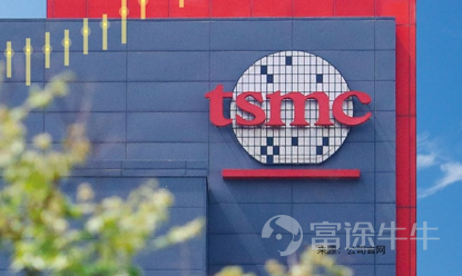 晶圓代工商$台積電 (TSM.US)$ 在公佈2025年第2季業績前夕，股價已創下紀錄新高的237.56美元，市值1.23萬億美元，公佈業績之後，其美股盤前現狂飆4.21%，報247.67美元，似乎爲新一個交易日的開局作出了不錯的啓示。 台積電第2季業績：先進製程貢獻進一步提升 台積電第2季收入（新臺幣）按年增長38.6%，按季增長11.3%，至9,337.92億新臺幣，主要因爲行業領先的3納米和5納米產品需求強勁，抵消了匯率的不利影響。若按美元計價，收入按季增長17.8%，至301億美元，超越公司之前提供的業績指引。 毛利率按季下降0.17個百分點，至58.62%，主要因爲匯率和海外業務的利潤率稀釋，尤其即將投入運營的亞利桑那州晶圓廠，不過產能利用率提升和成本改善措施在一定程度上抵消了上述影響，因此經營利潤率按季提升了1.12個百分點，至49.63%。每股盈利爲15.36新臺幣，按年增長60.7%，股本回報率爲34.8%。 3納米產品佔了其第2季晶圓收入的24%，5納米和7納米則分別佔36%和14%。7納米以下的先進製程產品佔了其晶圓收入的74%，...