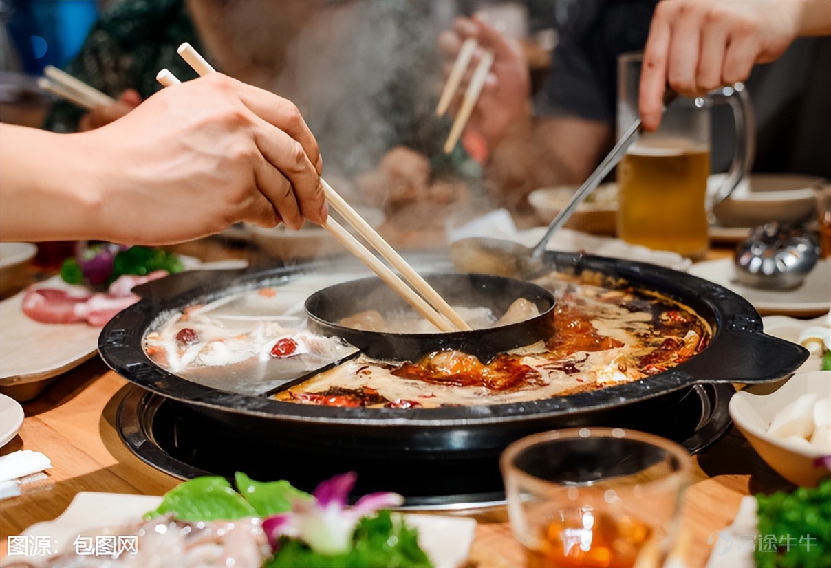 On January 14, the Hong Kong stock catering sector saw a bright spot. $HAIDILAO (06862.HK)$ After a prolonged period of sluggishness, the stock price opened significantly higher than usual. As of press time, the increase reached 7.42%, breaking through the new high since mid-May last year. Its associated company $YIHAI INTL (01579.HK)$ also rose nearly 3% in tandem. The enthusiastic response from the capital market stems from a significant announcement made the previous evening: Founder Zhang Yong returned to the CEO position after four years, and the board welcomed four new female directors. A transformation concerning strategic leadership and organizational revitalization has officially begun. Zhang Yong resumes command, entrusting 'next-gen female team' with heavy responsibilities On the evening of January 13, Haidilao’s board change announcement drew significant market attention. The announcement stated that Gou Yiqun resigned as executive director and CEO, while chairman of the board and executive director Zhang Yong was appointed as the new CEO. This means that the founder who transformed Haidilao from a small shop into a catering giant returned to the front line after relinquishing executive power four years ago to personally take charge. Zhang Yong stepped down as CEO in March 2022, handing over the reins to his most trusted “top disciple” Yang Lijuan, which was considered part of his long-term succession plan aimed at invigorating the organization. In June 2024, Yang Lijuan shifted her focus to overseas operations, and the CEO role was taken over by Gou Yiqun, who has over 20 years of experience within Haidilao, excelling in finance and supply chain management. It is reported that after this adjustment, Gou Yiqun did not leave but focused more on areas where he excels...