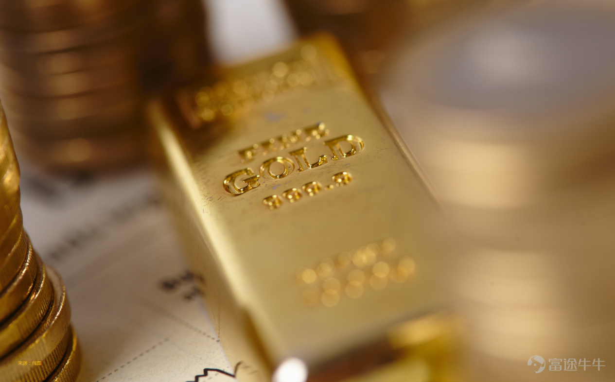On February 23, the second trading day of the Year of the Horse, the metal and gold sectors in Hong Kong's stock market surged collectively, with active market trading and notable performance from multiple core stocks within the sector. As of the latest update, $TONGGUAN GOLD (00340.HK)$ soared by 10.69%, $CHIFENG GOLD (06693.HK)$ rose by 8.12%, $GANFENGLITHIUM (01772.HK)$ increased by 7.59%, Minmetals Resources (01208.HK) rose by 7.14%, Zijin Gold International (02259.HK) gained 7.1%, China Gold International (02099.HK) climbed by 6.35%, Lingbao Gold (03330.HK) advanced by 6.07%, Shandong Gold (01787.HK) increased by 5.71%, and Zijin Mining (02899.HK) went up by 5.53%. Analysts pointed out that the logic behind this rally is clear, with the core factor being the ongoing catalyzation of gold as a "hard currency" due to its safe-haven attributes, driven by multiple favorable factors resonating together to propel the sector forward. Firstly, it is the sharp rise in geopolitical risks.Satellite images show a surge in the number of U.S. fighter jets in the Middle East. The U.S. has deployed over 60 military aircraft at the Muwaffaq Salti Air Base in Jordan, which may become a key hub for potential U.S. strikes against Iran. On February 22 local time, a senior US official revealed that if Iran submits a detailed nuclear agreement draft within the next 48 hours, the US negotiators...