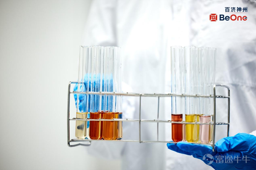 2025 is a critical year for $BEONE MEDICINES (06160.HK)$ is undoubtedly a landmark year for the company. According to its Q4 and full-year 2025 financial report, this leading Chinese innovative pharmaceutical company achieved its first annual profit more than a decade after its establishment. The adjusted net profit reached 918 million US dollars, marking a qualitative leap from a net loss of 54.92 million US dollars in the same period last year. Looking at the full-year data, $BeOne Medicines Ltd. (688235.SH)$ In 2025, total operating revenue reached 5.343 billion US dollars, representing a year-on-year increase of 40.23%. Product revenue increased by 39.75% year-on-year to 5.282 billion US dollars. The adjusted gross margin was approximately 87.81%, higher than 85.54% in the previous year. Adjusted R&D expenses rose by 11.25%, while adjusted sales expenses increased by 12.47% year-on-year. Adjusted operating profit reached 1.1 billion US dollars compared to just 45 million US dollars in the same period last year, turning losses into profits. The adjusted net profit amounted to 918 million US dollars, compared to a loss of 55 million US dollars in the previous year. However, a deeper analysis of these results reveals both exciting breakthroughs and underlying concerns that cannot be ignored behind the impressive figures. Emerging Concerns: Sequential Slowdown and Fixed Costs In Q4 2025, $BeiGene (ONC.US)$ Total revenue reached 1.498 billion US dollars, increasing by 32.84% year-on-year, mainly driven by the strong performance of its core product, Brukinsa (Zanubrutinib). Data shows...