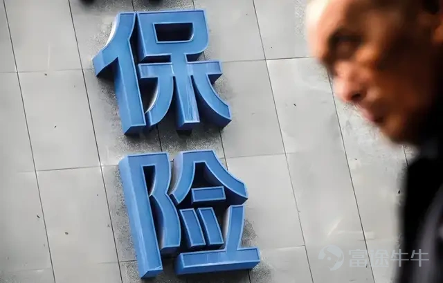 The more they earn, the greater the controversy. Recently, Yuanbao (NASDAQ: YB), an internet insurance company, released its Q4 and full-year 2025 earnings report.The financial report shows that Yuanbao's revenue for 2025 was RMB 4.373 billion, a year-on-year increase of 33.1%; net profit reached RMB 1.308 billion, growing by 51%, with profit margins rising to 29.9%. In terms of primary revenue sources, Yuanbao’s insurance distribution service income for 2025 amounted to RMB 1.447 billion, a year-on-year increase of 33.8%; system service income was RMB 2.923 billion, up 33.2%. As of December 31, 2025, Yuanbao's cash reserves reached RMB 4.04 billion. Yuanbao’s record-breaking performance stems from its continuous efforts in data modeling and technical capabilities, as well as the constant strengthening of its consumer lifecycle service engine. However, when we shift our focus from the impressive financial data to media reports, consumer complaint platforms, and even notices from local regulatory authorities, Yuanbao no longer appears as an innovative model of 'technology serving people' inclusive insurance but rather as a 'predator targeting the elderly,' leaving countless users—especially senior citizens—vulnerable. As of March 24, a search for 'Yuanbao' on the Black Cat Complaints platform revealed 1,219 complaints under the merchant section, mainly focusing on issues like 'unauthorized deductions,' 'misleading consumption,' and 'inducing policy purchases.' This contradictory 'dual reality' of Yuanbao lies in the fact that AI technology, which should enhance service efficiency and transparency...