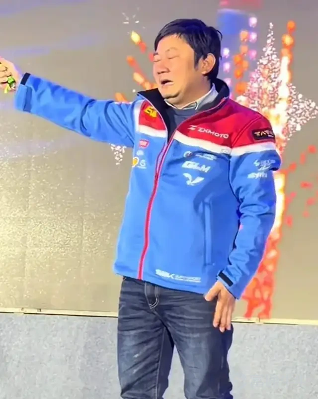 (Zhang Xue shed tears on the podium)