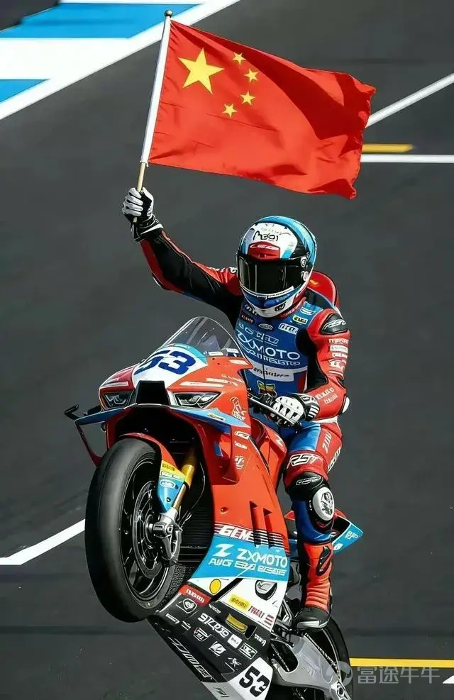 On March 28, the wind at the Algarve International Circuit in Portugal carried the heat of热血. On the podium of the WSBK World Superbike Championship, the Five-Star Red Flag rose for the first time for a Chinese motorcycle manufacturer. Zhang Xue, 39, stood in the center of the crowd, watching his self-built 820RR-RS race car claim double victories. In the first round, he led the runner-up by 3.685 seconds; in the second round, he made a stunning comeback from third place, decisively defeating Ducati, which had monopolized the track for 30 years. This man, who came from a mountain village in Hunan, had reddened eyes and tears mixed with racetrack dust. No one could have imagined that the apprentice who dropped out of middle school 20 years ago and was covered in grease in a repair shop would stand atop the world 20 years later, using a Chinese-made motorcycle to rewrite the global high-end motorcycle landscape.His story is the most热血 underdog逆袭. Behind this逆袭 lies two decades of relentless dedication by one man, half a century of accumulated strength from Chongqing's motorcycle industry, and the hope for China’s motorcycle industry to break through and be reborn. 01 Underdog逆袭: From mechanic apprentice to world champion, doing only one thing for twenty years Zhang Xue started from rock bottom. Born in 1987 in a remote mountain village in Mayang, Huaihua, Hunan, his parents divorced when he was 10, and he supported himself and his younger sister by collecting scrap and odd jobs. Life was tough, but he always held onto one passion: motorcycles. At 14, he resolutely dropped out of school to work as an apprentice in a county repair shop...