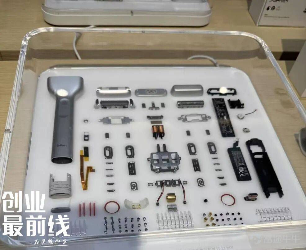 出品 | 創業最前線 作者 | 馮羽 編輯 | 蛋總 美編 | 邢靜 審核 | 頌文 珠海超級工廠的電機車間裏，一個工人正將細小的定子線圈固定在工裝上，旁邊的激光焊接機發出短促的光，將軸承與端蓋融合在一起——生產一個電機需要100多道工序，一條產線一天能產出上千台。 這些電機最終會被裝進徠芬的吹風機、電動牙刷和剃鬚刀裏，但消費者永遠不會看到它們——除非產品出了問題。 在過去幾年裏，徠芬身上貼着太多標籤。「戴森平替」「網紅品牌」「流量玩家」……這些標籤大多來自其2021到2023年間爆發式的增長——GMV從1.5億元暴漲至30億元，高速吹風機賣到全球第一。 但當一家企業的營收達到一定規模，市場開始追問另一個問題：徠芬到底是靠營銷起家的流量品牌，還是一家真正有製造底座的公司？ 今年7月，「創業最前線」走進了徠芬珠海超級工廠——2025年8月投產，總投資超5億元，佔地超20萬平方米，覆蓋吹風機、電動牙刷、剃鬚刀等多品類，年產能達到千萬台級別。從電機、注塑、噴塗、組裝到刷頭殺菌，近90%的核心零部件自研自產。 （圖 / 超級工廠外景） 在這座工廠裏，你能看到一個完全不同...