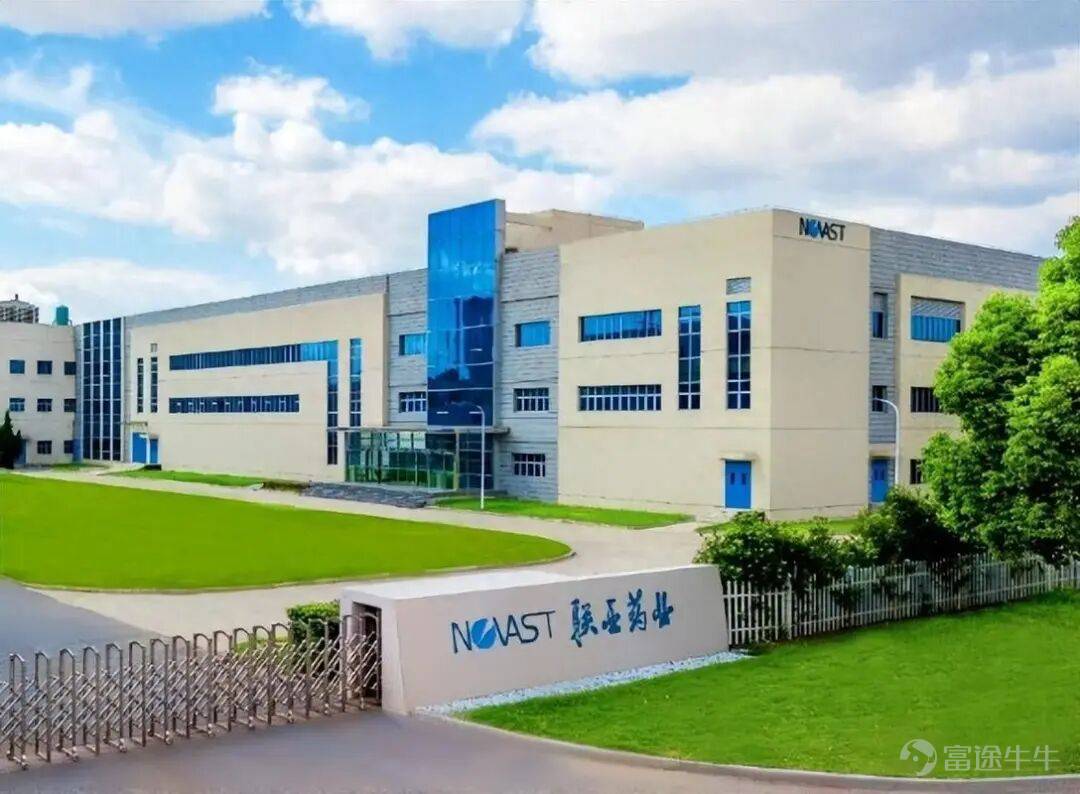 Produced by | Frontline of Entrepreneurship Author | Zhang Jue Editor | Egg Chief Visual editor | Xing Jing Reviewed | Songwen In early July, Nantong Lianya Pharmaceuticals Co., Ltd. (hereinafter referred to as 'Lianya Pharmaceuticals'), a high-end generic drug manufacturer, passed its IPO review on the ChiNext board. For the pharmaceutical capital markets in recent years, this move carries a somewhat contrarian tone. Over the past few years, from the A-share market to the Hong Kong stock exchange, innovative drugs have almost become the dominant narrative in pharmaceutical capital markets. By comparison, although generic drugs remain an indispensable part of the pharmaceutical industry, the sector has increasingly been labeled as having 'limited growth potential and little room for imagination.' Since 2023, virtually no pure generic drug companies have cleared the A-share listing review—until the emergence of Lianya Pharmaceuticals. In fact, Lianya Pharmaceuticals has consistently maintained approximately RMB 1.1 billion in cash on its balance sheet, enjoys stable profitability, and has even refrained from taking on debt to expand production capacity—instead insisting on raising funds through a public listing. At a time when capital markets are chasing innovative drugs and the IPO pathway for pure generic drug companies has nearly closed, what is the underlying rationale behind Lianya Pharmaceuticals’ push for a ChiNext listing—is it driven by rigid capacity and R&D needs, or is it an inevitable strategic move on the capital front? And can its IPO story truly win over investors? 1. A Generic Drug Maker’s Winding Path to Listing Approval As early as November 2022, Lianya Pharmaceuticals submitted an IPO application targeting the STAR Market and entered the inquiry phase the following December. Over the subsequent two years, the company underwent three rounds of regulatory inquiries before voluntarily withdrawing its application materials in September 2024...