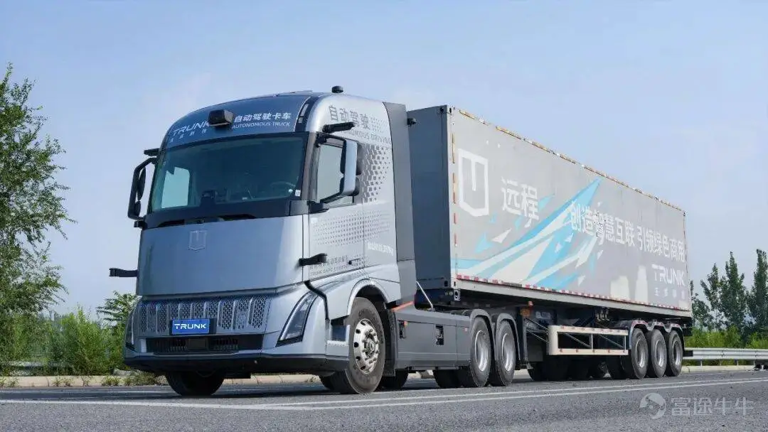 Produced by | Frontline of Entrepreneurship Author | Wei Shuai Edited by Feng Yu Art Editor | Xing Jing Reviewed | Songwen On June 12, Trunk Tech, a provider of Level 4 autonomous trucks and solutions, resubmitted its prospectus to the Hong Kong Stock Exchange, aiming for a main board listing—marking its second attempt following the expiration of its initial filing in December 2025. After multiple rounds of consolidation in China’s intelligent driving sector, only a handful of companies have truly transitioned from 'technology demonstrations' to generating real revenue. As one of the few L4 autonomous heavy truck ventures pursuing a Hong Kong listing, Trunk Tech’s IPO is not only pivotal for its own future but also serves as a critical test case for whether China’s advanced autonomous driving industry can cross the 'valley of death.' Facing scrutiny from capital markets, Trunk Tech has delivered a seemingly contradictory yet compelling performance: revenue grew 157% over three years, gross margin surged to 27.1%, yet cumulative net losses still exceed RMB 570 million; it leads the industry in technical metrics but remains trapped in negative operating cash flow. This is precisely the current reality for China’s hard-tech ventures—striving to break through amid industrial transformation while cautiously navigating survival in a capital winter. With pure technology narratives losing traction and industry valuation logic shifting toward hard metrics—and as more competitors like DeepRoute.ai and ZeroOne Auto crowd into the space—Trunk Tech’s ability to leverage IPO proceeds to ease operational pressure and accelerate overseas expansion to unlock a second growth curve will directly determine...