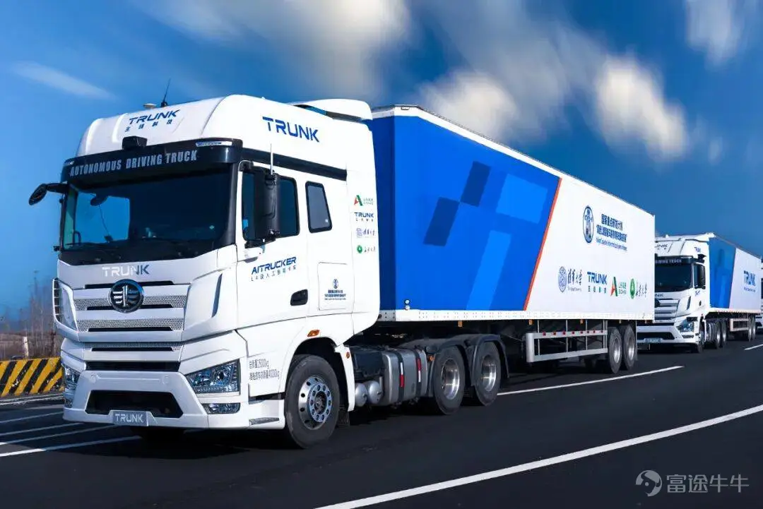 Produced by | Frontline of Entrepreneurship Author | Wei Shuai Edited by Feng Yu Art Editor | Xing Jing Reviewed | Songwen On June 12, Trunk Tech, a provider of Level 4 autonomous trucks and solutions, resubmitted its prospectus to the Hong Kong Stock Exchange, aiming for a main board listing—marking its second attempt following the expiration of its initial filing in December 2025. After multiple rounds of consolidation in China’s intelligent driving sector, only a handful of companies have truly transitioned from 'technology demonstrations' to generating real revenue. As one of the few L4 autonomous heavy truck ventures pursuing a Hong Kong listing, Trunk Tech’s IPO is not only pivotal for its own future but also serves as a critical test case for whether China’s advanced autonomous driving industry can cross the 'valley of death.' Facing scrutiny from capital markets, Trunk Tech has delivered a seemingly contradictory yet compelling performance: revenue grew 157% over three years, gross margin surged to 27.1%, yet cumulative net losses still exceed RMB 570 million; it leads the industry in technical metrics but remains trapped in negative operating cash flow. This is precisely the current reality for China’s hard-tech ventures—striving to break through amid industrial transformation while cautiously navigating survival in a capital winter. With pure technology narratives losing traction and industry valuation logic shifting toward hard metrics—and as more competitors like DeepRoute.ai and ZeroOne Auto crowd into the space—Trunk Tech’s ability to leverage IPO proceeds to ease operational pressure and accelerate overseas expansion to unlock a second growth curve will directly determine...
