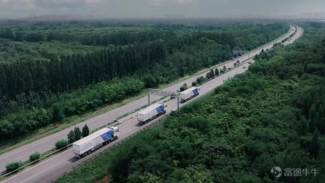 Produced by | Frontline of Entrepreneurship Author | Wei Shuai Edited by Feng Yu Art Editor | Xing Jing Reviewed | Songwen On June 12, Trunk Tech, a provider of Level 4 autonomous trucks and solutions, resubmitted its prospectus to the Hong Kong Stock Exchange, aiming for a main board listing—marking its second attempt following the expiration of its initial filing in December 2025. After multiple rounds of consolidation in China’s intelligent driving sector, only a handful of companies have truly transitioned from 'technology demonstrations' to generating real revenue. As one of the few L4 autonomous heavy truck ventures pursuing a Hong Kong listing, Trunk Tech’s IPO is not only pivotal for its own future but also serves as a critical test case for whether China’s advanced autonomous driving industry can cross the 'valley of death.' Facing scrutiny from capital markets, Trunk Tech has delivered a seemingly contradictory yet compelling performance: revenue grew 157% over three years, gross margin surged to 27.1%, yet cumulative net losses still exceed RMB 570 million; it leads the industry in technical metrics but remains trapped in negative operating cash flow. This is precisely the current reality for China’s hard-tech ventures—striving to break through amid industrial transformation while cautiously navigating survival in a capital winter. With pure technology narratives losing traction and industry valuation logic shifting toward hard metrics—and as more competitors like DeepRoute.ai and ZeroOne Auto crowd into the space—Trunk Tech’s ability to leverage IPO proceeds to ease operational pressure and accelerate overseas expansion to unlock a second growth curve will directly determine...