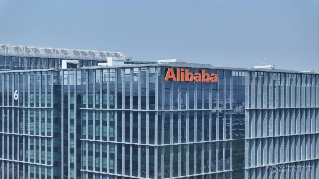 $100 billion is a figure mentioned by Alibaba CEO Wu Yongming during an earnings meeting. In his plan, annual commercial revenue from cloud and AI, including MaaS, is expected to surpass $100 billion.This implies a five-year CAGR of over 40%.。 It's worth noting that Alibaba Cloud’s revenue for the natural year 2025 is projected to be around $21 billion, meaning $100 billion would be approximately five times its current level. Nowadays, AI-related businesses have become one of Alibaba’s primary growth engines. Alibaba Cloud’s revenue grew 36% year-on-year, with AI-related product revenue achieving triple-digit growth for the tenth consecutive quarter. Additionally, the company’s MaaS platform business has shown rapid growth, forming a new engine for the entire group. Alibaba Cloud is transitioning from selling server computing power to adopting a token-based billing model for Model-as-a-Service (MaaS), shifting from a one-time transaction to a recurring revenue stream. Organizationally, the newly established ATH (Alibaba Token Hub) division is led directly by the CEO and has set up a new layer of architecture focused on the creation, delivery, and activation of tokens. On the specific business front, mass production of self-developed chips has begun, token consumption surged sixfold in three months, and core products saw price increases of up to 34%. The supply, circulation, and consumption layers are all simultaneously taking shape. CFO Xu Hong put it plainly: “The rapid growth of AI + Cloud over recent quarters has made us more confident in ramping up investment to consolidate our full-stack AI technology advantage.” However, looking back at Alibaba’s current valuation system, the market is still using...
