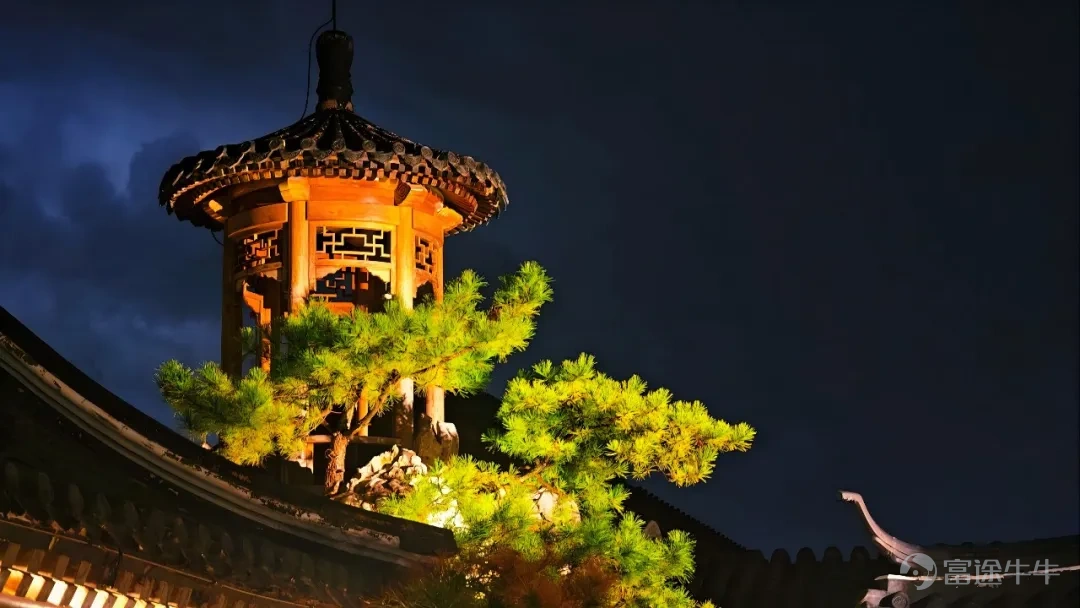 On April 23, after the market close, Ping An Good Doctor released a voluntary Q1 disclosure report of only two pages. Though brief, it contained sufficient information to set the tone. As of the end of March 2026, the number of paying corporate clients served by Ping An Good Doctor over the past 12 months exceeded 7,500, representing an 89% year-over-year increase. During the same period, the company’s net profit increased by 138.4% year-over-year, with adjusted net profit rising by 45.8%. The quarterly usage of AI doctors surpassed 5.6 million users. After refining its self-sustaining model in 2025, the pace of Q1 fulfillment exceeded market expectations. The results for Q1 are solid and provide a foundation for longer-term growth stories, which can be traced back to the financial base established in the 2025 annual report. One of the most critical factors is the establishment of the company’s 'self-sustaining' capabilities. In terms of specific figures, 'self-sustaining' refers to the company's operating profit turning positive for the first time in 2025, surging from a loss of 170 million yuan in 2024 to a profit of 100 million yuan—a positive swing of 270 million yuan. Meanwhile, net operating cash flow amounted to 451 million yuan, up 354% year-over-year.Not only are there profits on the books, but the business itself is also continuously generating real cash.。 Another notable highlight is the AI segment. The annual report disclosed for the first time that AI contributed 4.5% to the company’s gross profit and pledged long-term tracking. In Q1, the accuracy rate of AI-assisted MDT (multi-disciplinary consultation) platform solutions improved from nearly 90% to approximately 95%. For the first time, AI entered financial statements in a quantifiable manner...