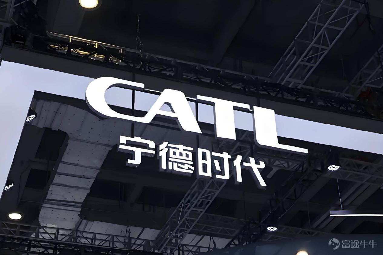 CATL spends 4.1 billion yuan to aggressively strengthen its layout in the computing-power synergy sector. On April 8, Zhongheng Electric announced that CATL plans to strategically invest in its controlling shareholder, Zhongheng Technology Investment, through a combination of equity and cash. Upon completion of the proposed capital increase, CATL will acquire 49% of Zhongheng Technology Investment’s shares, thereby becoming an indirect shareholder of Zhongheng Electric. It is reported that Zhongheng Electric, chosen by CATL this time, is a digital energy company focused on building a zero-carbon intelligent society. It has deep strategic partnerships with leading clients such as Alibaba, Tencent, Baidu, China Mobile, State Grid, and Sinopec. Some analysts believe that CATL's heavy investment in Zhongheng Technology Investment is driven by Zhongheng Electric's leading position in areas like high-voltage direct current (HVDC) power supply for data centers. However, despite the prestige, Zhongheng Electric faced the performance challenge of 'increased revenue but no profit growth' in the first three quarters of last year. Additionally, Zhongheng Electric also faces challenges such as declining gross margins and rising asset-liability ratios. Notably, in the 2026 Hurun Global Rich List announced in March this year, Zhongheng Electric's founder Zhu Guoding and his wife Bao Xiaoru ranked on the list with a fortune of 7.5 billion yuan. However, at the end of last year, Zhu Guoding was sentenced to three years in prison, suspended for four years, and fined 1 million yuan for manipulating the securities market. CATL invests heavily with a 4.1 billion yuan stake to strengthen its computational power and electricity synergy strategy On the evening of April 8, A-share listed company Zhongheng Electric...