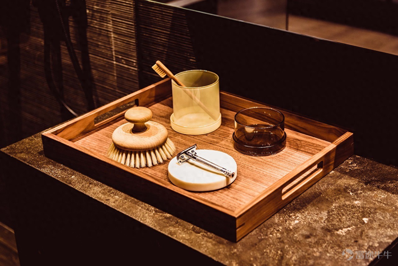 Source | Beiduo Business & Beiduo Finance On June 17, 2026, Beijing Zhongke Wenge Technology Co., Ltd. (hereinafter referred to as “Zhongke Wenge,” HK:01956 $WENGE AI (01956.HK)$ ) announced its offering circular, with the bookbuilding period running from June 17 to June 23, and its H-shares expected to debut on the Hong Kong Stock Exchange on June 26, 2026. In this offering, Zhongke Wenge plans to globally offer 14.8346 million H-shares, with an additional 15% over-allotment option. The issue price is set at HK$60.70 per share. Assuming the over-allotment option is not exercised, the company will raise approximately HK$900 million, with net proceeds of about HK$827 million. According to Beduo Business & Beduo Finance, Zhongke Wenge has secured six cornerstone investors, who have collectively committed to subscribe for USD 31 million worth of shares. These cornerstone investors include China Orient EIF, Harvest International, Qianhai International Fund, Guohui Hong Kong, Huatai Capital Investment, and Minsheng International. As outlined in the prospectus, Zhongke Wenge was founded in 2017 by AI scientists from the Institute of Automation, Chinese Academy of Sciences, and has consistently focused on advancing enterprise data analytics and decision intelligence. On June 25, 2025, the company confidentially submitted its prospectus to the Hong Kong Stock Exchange. Information from Tianyancha App shows that Zhongke Wenge was established in March 2017 and is headquartered in Haidian District, Beijing. The company currently has a registered capital of approximately RMB 150 million...