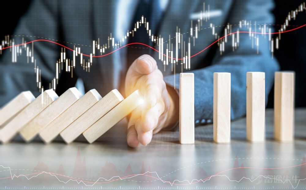 《投資者網》呂子禾 2025年年底，國家金融監督管理總局重慶監管局披露的行政處罰信息，重慶農村商業銀行（下稱「重慶農商行」，601077.SH/[鏈接: 3618.HK]）因貸款「三查」不盡職、大額風險損失問責不到位等五項違法違規事實，被處以870萬元罰款，時任副行長舒靜、首席審貸官封洪偉被終身禁業，10名中高層同步受罰。 作爲全國首家資產規模突破萬億元的農商行、成渝經濟圈本土金融龍頭，重慶農商行的動向均備受市場矚目。此次天價罰單不僅暴露了其合規管理的明顯漏洞，更折射出頭部農商行在規模快速擴張與風險嚴格管控之間的深層博弈。 在銀行業監管趨嚴、市場競爭加劇的背景下，這家萬億級金融機構的經營基本面究竟如何？合規陰霾下又該如何破局？  逾期貸款規模破百億 此次監管通報的重慶農商行五項違規事實中，貸款「三查」不盡職堪稱核心癥結，其影響已在業務數據中有所顯現。 從具體違規情形來看，重慶農商行在個人經營性貸款、保證貸款等重點領域，存在貸前調查流於形式、貸中審查標準寬鬆、貸後跟蹤管理缺位的全流程漏洞。更爲嚴重的是，對於逾期超1年、3年以上的大額不良貸款，該行未能及時啓...