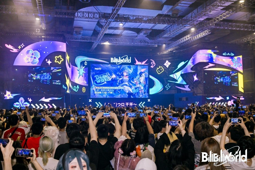 7月12日,哔哩哔哩(以下简称“B站”)举办的为期三天的综合性ACGN展会BilibiliWorld 2026(以下简称“BW2026”)落下帷幕。 BW2026延续了去年的展会规模与展出面积,覆盖上海国家会展中心8个展馆,共计展出面积24万平方米,是亚洲规模最大的ACGN综合性展会。 数据显示,三天时间,BW2026共吸引来自全球30多个国家及地区的40万人次参展,覆盖国家及地区数量较2025年进一步增加。今年全球共170家展商参与,现场展出近千台痛车,超6万名Coser到场参与互动。 值得注意的是,今年是BW首次面向海外用户售票,全球二次元爱好者积极参与,护照购票观众占比达到18%,创下历史新高。 事实上,近两年随着BW在全球青年文化市场的影响力不断扩大,BW对于全球ACGN爱好者而言,已不仅仅是一场线下展会,更是一个承载着文化印记与情感链接的年度盛会。 据了解,活动期间,来自美国、俄罗斯、韩国、意大利等国家的二次元粉丝专程前来观展,COS装扮、交换无料、集邮合照、签售打卡等成为他们彼此交流与理解的方式。有俄罗斯...