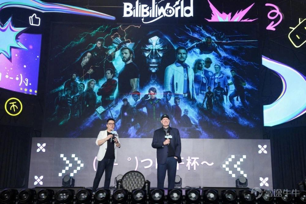 7月12日,哔哩哔哩(以下简称“B站”)举办的为期三天的综合性ACGN展会BilibiliWorld 2026(以下简称“BW2026”)落下帷幕。 BW2026延续了去年的展会规模与展出面积,覆盖上海国家会展中心8个展馆,共计展出面积24万平方米,是亚洲规模最大的ACGN综合性展会。 数据显示,三天时间,BW2026共吸引来自全球30多个国家及地区的40万人次参展,覆盖国家及地区数量较2025年进一步增加。今年全球共170家展商参与,现场展出近千台痛车,超6万名Coser到场参与互动。 值得注意的是,今年是BW首次面向海外用户售票,全球二次元爱好者积极参与,护照购票观众占比达到18%,创下历史新高。 事实上,近两年随着BW在全球青年文化市场的影响力不断扩大,BW对于全球ACGN爱好者而言,已不仅仅是一场线下展会,更是一个承载着文化印记与情感链接的年度盛会。 据了解,活动期间,来自美国、俄罗斯、韩国、意大利等国家的二次元粉丝专程前来观展,COS装扮、交换无料、集邮合照、签售打卡等成为他们彼此交流与理解的方式。有俄罗斯...