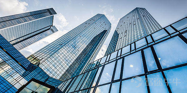 新加坡房地產投資信託基金(S-REITs)對投資者的吸引力主要來自租金收益,以分紅爲主的投資回報成爲重要支撐,而估值則隨利率與融資條件的變化而調整。S-REITs收益表現主要取決於入駐率及續約租金調整率,而價格走勢則反映資本成本的變化,以及相對無風險利率的收益率價差。基於上述特徵,投資者更青睞可提前預判的收益。 近期散戶資金持續流入S-REITs板塊,印證了上述投資邏輯。常態化的投資者簡介也是該板塊的突出優勢。截至2026年5月21日,該板塊已錄得約9.25億新元的散戶淨買入額,約爲2025年全年散戶淨買入額的兩倍。 放眼整個板塊,散戶資金流向與近期業績呈現中度負相關:獲散戶淨買入最多的10只S-REITs總回報率平均下跌約8%,而淨賣出最多的股票平均跌幅約爲4%。這反映出在部分情況下,散戶投資者傾向於在表現落後的股票中佈局,以期獲得反彈機會,同時減持相對更具韌性的股票;而在另一些情況下,買入行爲也體現了基本面,包括收入的可見性和入駐率改善。 UI Boustead REIT 是目前最新上市的S-REIT。該信託累計完成續約及新簽約租...