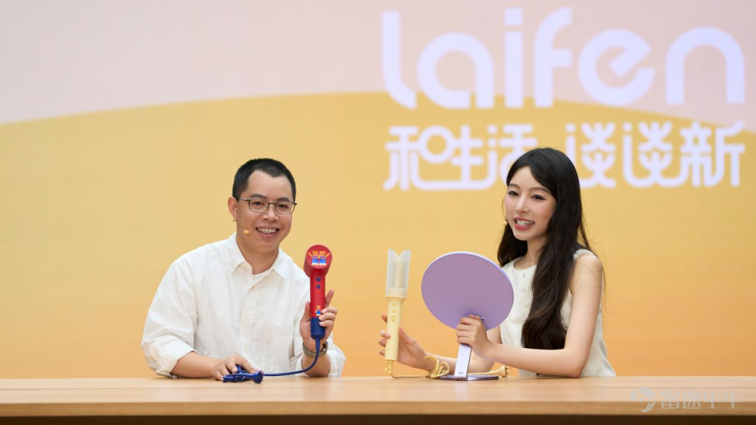 近年來，消費品牌的「跨場景擴張」幾乎成了共同動作。 手機品牌造車、影像品牌做掃地機、家電品牌切入美容儀，越來越多公司都在試圖撕掉原有標籤，進入更廣闊的消費場景。 這主要與單一品類增長空間逼近天花板有關。以智能手機爲例，IDC數據顯示2025年中國智能手機市場出貨量約2.85億部，同比微降0.6%。 對於消費品牌而言，「向上走」不能只是依賴某一個爆款，還要提高用戶生命週期價值，在更多生活場景中形成協同。 這與互聯網行業後期的發展邏輯有相似之處。當單一入口紅利見頂，企業必須從單點產品走向平台能力，從一次性交易走向更長週期的用戶關係。 但邊界拓展能否成功，取決於新產品能否爲消費者提供品牌原有體驗標準。 近期，徠芬接連發布剃鬚刀T2 Pro、手持摺疊小風扇、美妝鏡、捲髮棒、兒童掃振牙刷、落地護眼燈等新品。 （徠芬創始人葉洪新展示新品吹風機、捲髮棒、化妝鏡） 這是徠芬創立7年來，第一次以多品類矩陣的方式集中推新。 這自然會引發外界疑問：徠芬是在有節奏地打開邊界，還是一次激進的品類擴張？ 事實上，這也是中國小家電品牌在爆品之後，要共同面對的增長命題。當「單品打天下」的紅...