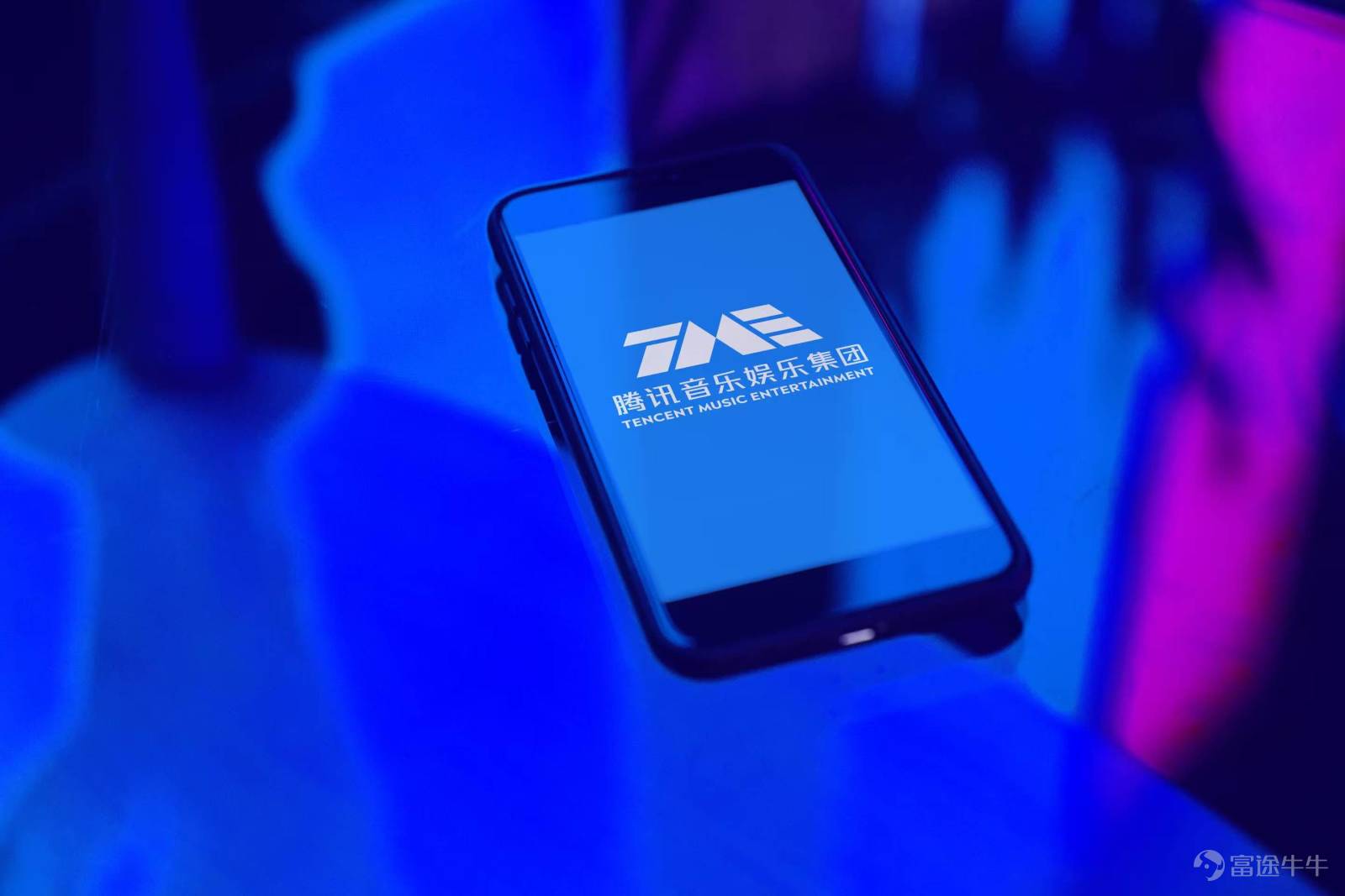According to media reports, South Korea's prominent entertainment company The Black Label recently announced the completion of its Series B funding round, co-led by Tencent Music Entertainment Group (TME) and Korean gaming giant Krafton. The Black Label currently represents globally influential artists such as ROSÉ, Taeyang, and Jeon Somi. Its executive producer Teddy has played a key role in creating globally renowned K-pop acts including BIGBANG, 2NE1, and BLACKPINK. Following the successful debut of its girl group MEOVV in 2024, The Black Label launched the co-ed group ALL DAY PROJECT in 2025, further demonstrating its exceptional ability to discover and nurture new talent. Additionally, The Black Label strengthened its influence in the global music market by producing the soundtrack for the widely acclaimed animated film 'K-pop: Demon Slayer Girls.' Tencent Music and The Black Label first entered into a licensing partnership in 2025. Following this strategic investment, the two parties will further deepen their collaboration. Industry insiders note that this move not only helps Tencent Music solidify its content advantage in the K-pop sector but also enables both sides to...