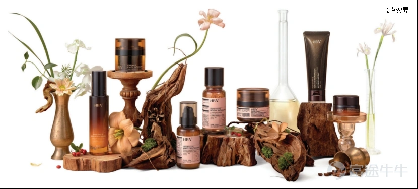 Apply Vitamin C skincare products in the morning for brightening, and use retinol-based skincare at night to combat aging. If you open the vanity of a beauty blogger, chances are you'll find a water-and-lotion set labeled 'Morning C, Evening A,' long dominating the best-selling skincare lists on Tmall and Douyin. Now, this internet-famous brand, known as HBN, is also heading to an IPO. According to Investment World - Tian Tian IPO, the parent company of HBN, Shenzhen Hu Family Technology (Group) Co., Ltd. (referred to as 'Hu Family Technology'$Shenzhen HBN Technology (Group) Company Limited (811108.HK)$ ), has submitted its listing application to the Main Board of the Hong Kong Stock Exchange. Morgan Stanley and CICC are the joint sponsors. This is the youngest player among the top ten domestic skincare brands. In less than seven years, it turned a bottle of glow water and a retinol essence into a catchphrase on social media with its 'Morning C, Evening A.' The brand was created by a couple from Guangdong, who are now leading the company towards becoming the 'first efficacy-focused skincare stock.' Amid a wave of consumer companies listing in Hong Kong, figures overlap in crowds. Morning C, Evening A A couple from Guangdong creates an IPO The protagonist of the story, Yao Zhe Nan, has been through many trials and tribulations on his entrepreneurial journey. At the age of 17, Yao Zhe Nan went to the UK for his studies and obtained both undergraduate and master's degrees from the University of Central Lancashire. He once worked at one of the top three advertising companies in the industry. After returning to China, he briefly joined Shenzhen University as a lecturer and graduate supervisor in the Digital Media Arts Department. Since his student days, Yao Zhenan has made several entrepreneurial attempts, including selling stamps and engaging in automobile trading. In 2014, he founded the internet-famous sanitary napkin brand Meize (formerly known as 'Hu...'