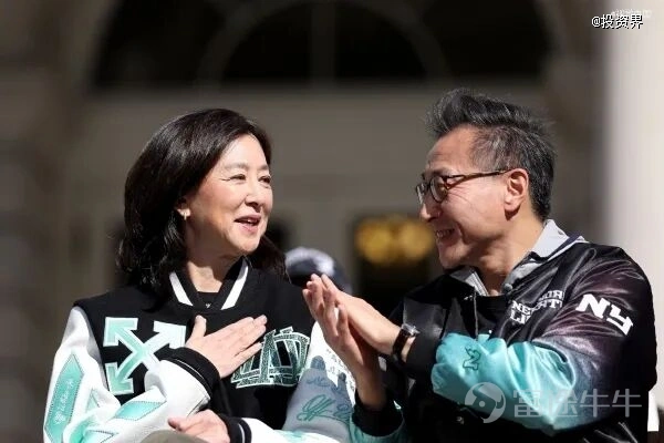 Even this once-celebrated power couple has reached the end of their marriage. Yesterday (August 1), Joe Tsai, Chairman of Alibaba Group’s Board, and his wife Clara Wu announced the end of their nearly 30-year marriage. When wealthy couples divorce, the public usually first asks how assets will be divided—but surprisingly, their statement explicitly said existing business operations would remain unchanged. It’s worth noting that Joe Tsai oversees an extensive business empire. Forbes currently estimates his net worth at approximately USD 12.5 billion (roughly RMB 84.4 billion). Beyond Alibaba shares, the couple jointly holds stakes in a professional sports team and other investments. Though their marriage has ended, their shared ventures continue unaffected—setting a rare precedent of 'divorce without asset separation.' Once a celebrated power couple, now divorced but not separating assets Let’s first examine the statement itself. Spokespersons for both parties stated the decision to divorce was made mutually and amicably. Over the years, the two evolved into partners who jointly managed their businesses and raised their children. As their relationship gradually drifted apart, they will proceed with a friendly divorce and remain close, steadfast collaborators in their professional endeavors. Notably, the statement addressed future arrangements for numerous business ventures. Based on currently disclosed information, Joe Tsai has no plans to sell his Alibaba shares, and he will remain chairman of Alibaba's board. The sports assets jointly held by the couple will also remain unchanged. The operational structure of the Brooklyn Nets, the New York Liberty, and their parent company, BSE Global, will stay as is. Joe Tsai will continue serving as chairman of BSE and president of the Nets, ...